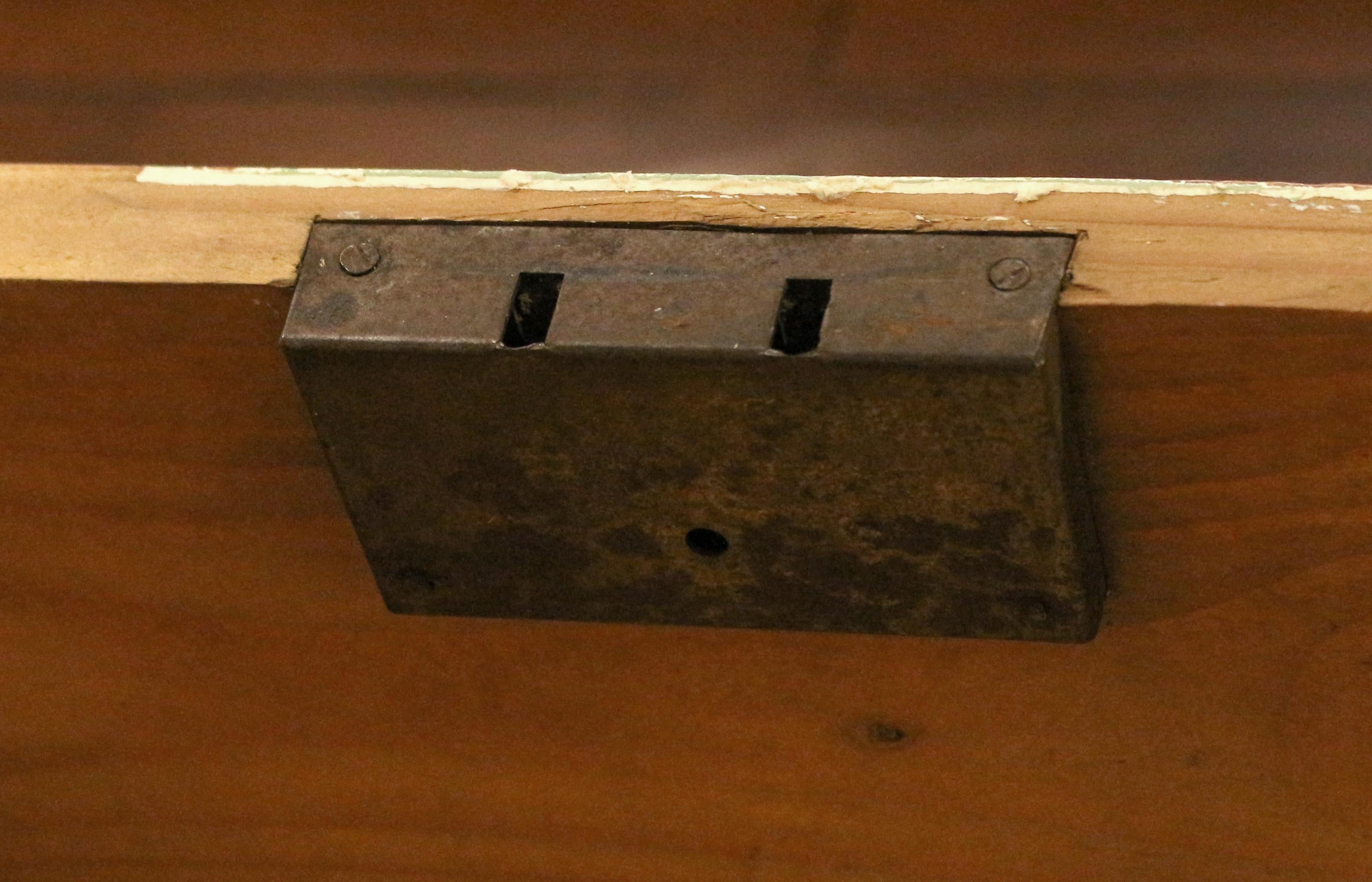 Banc de rangement à sièges soulevés peint suédois, vers 1835-45 Bon état - En vente à Chapel Hill, NC