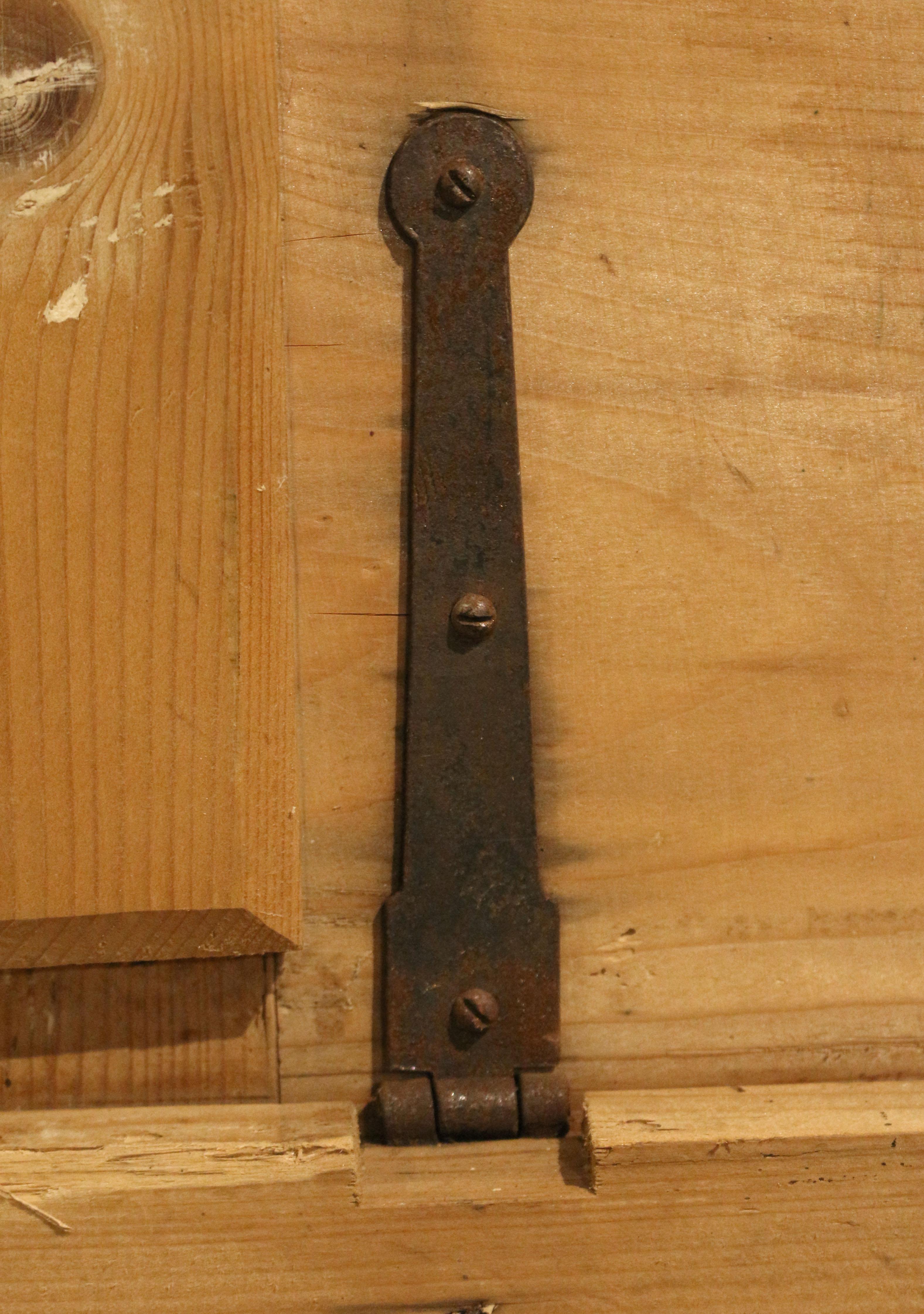 XIXe siècle Banc de rangement à sièges soulevés peint suédois, vers 1835-45 en vente