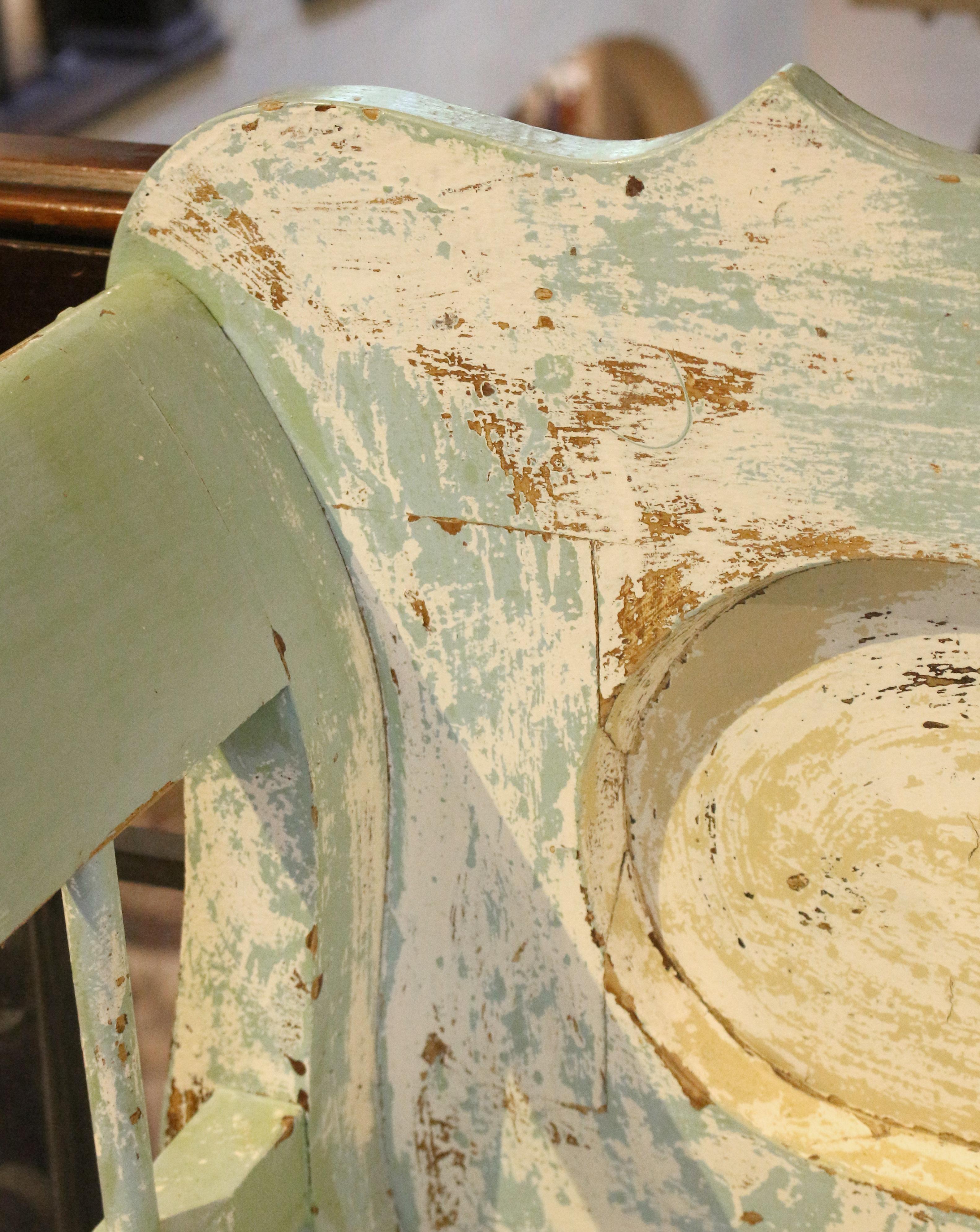 Bois Banc de rangement à sièges soulevés peint suédois, vers 1835-45 en vente