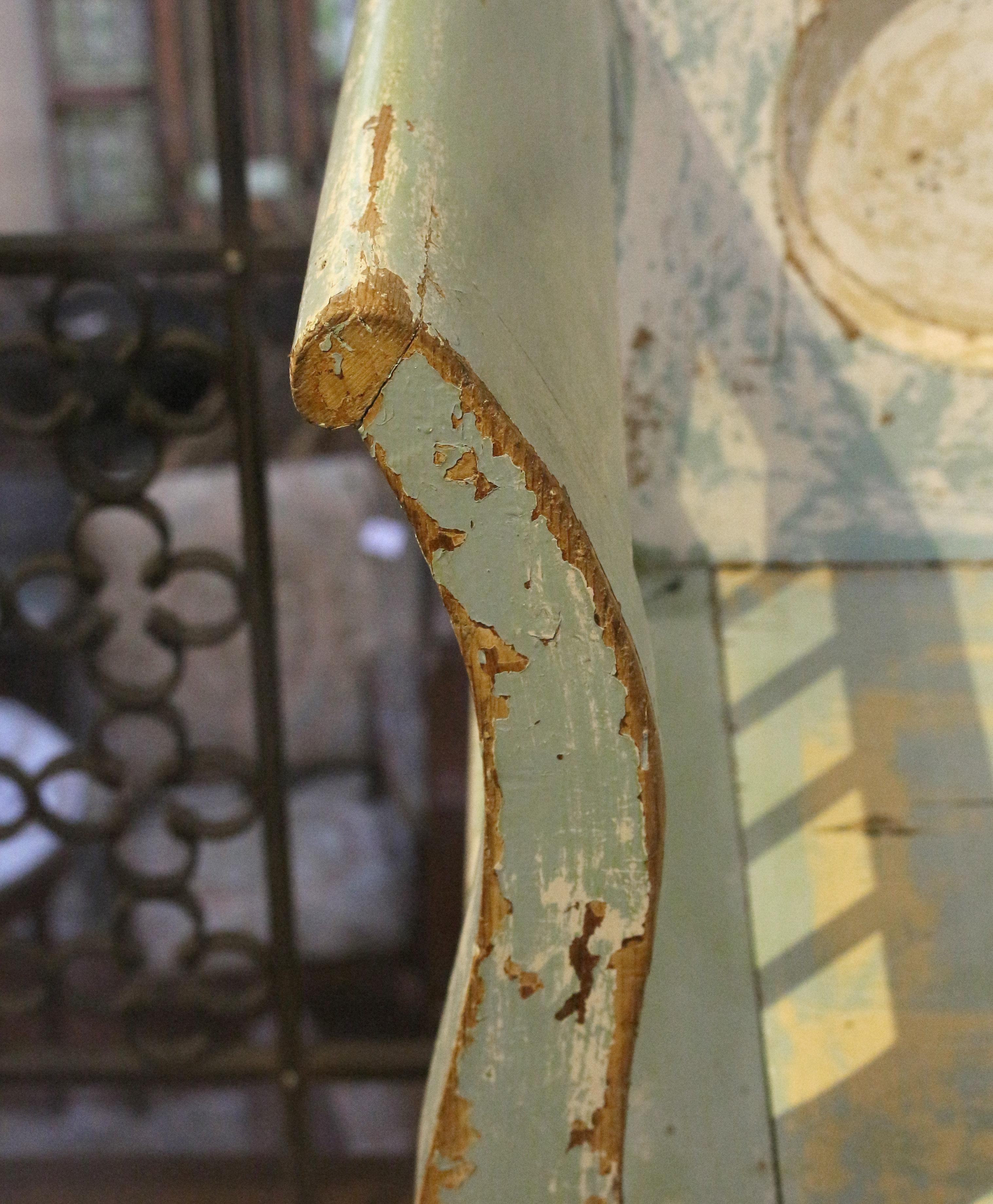 Banc de rangement à sièges soulevés peint suédois, vers 1835-45 en vente 1