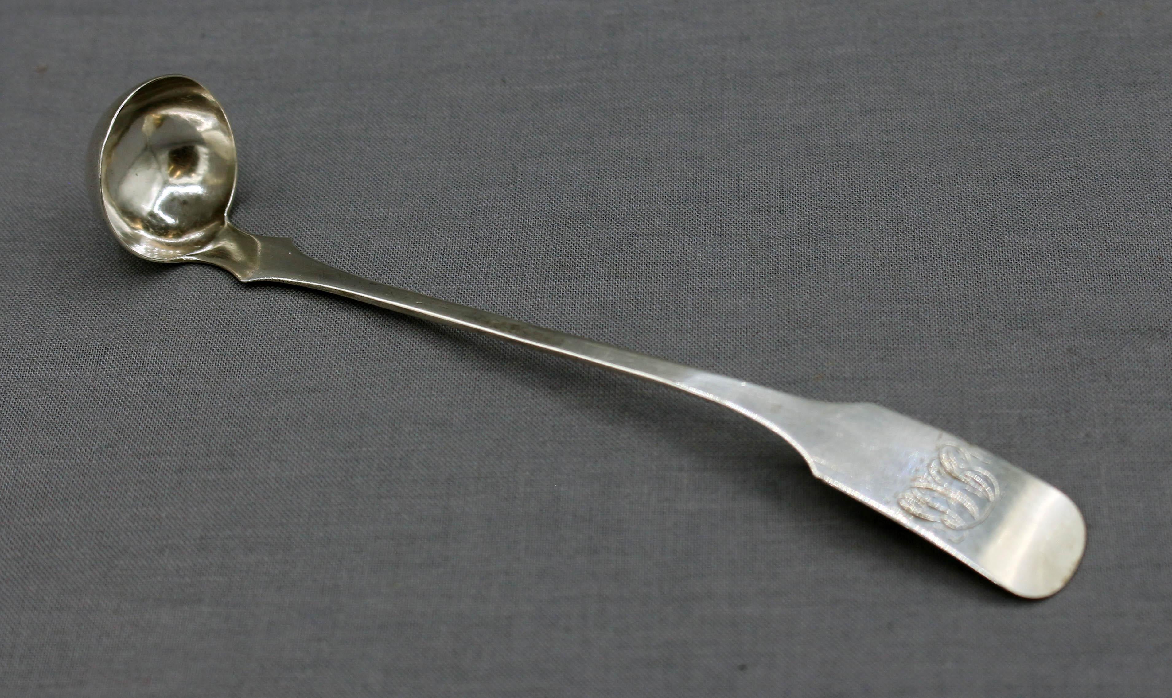 CIRCA 1835-50 Gewürzkelle aus Münzsilber von William S. Justis, Baltimore, MD. Gekennzeichnet mit 10.15 Assay & Wm.S. Justis. Die Firma Justis wurde von den Söhnen bis zum Ende des 19. Jahrhunderts weitergeführt. Dies ist die früheste Marke von