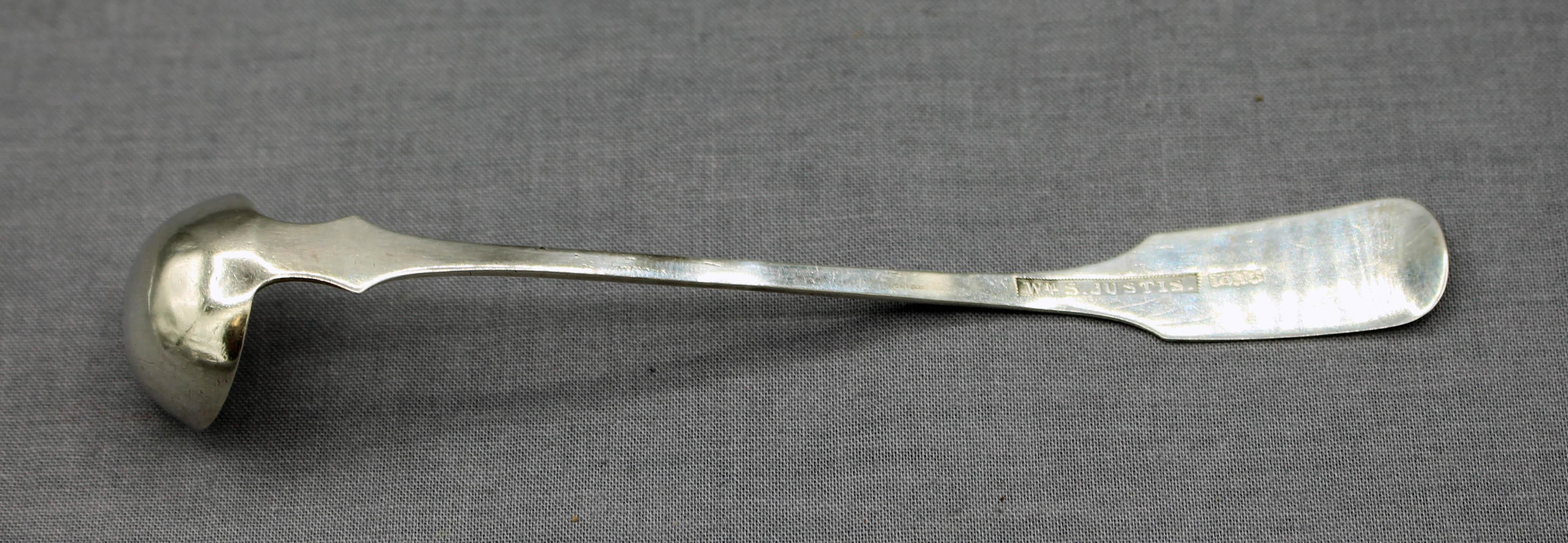 Um 1835-50 Münzsilber Condiment-Schöpfkelle von William S. Justis (amerikanisch) im Angebot