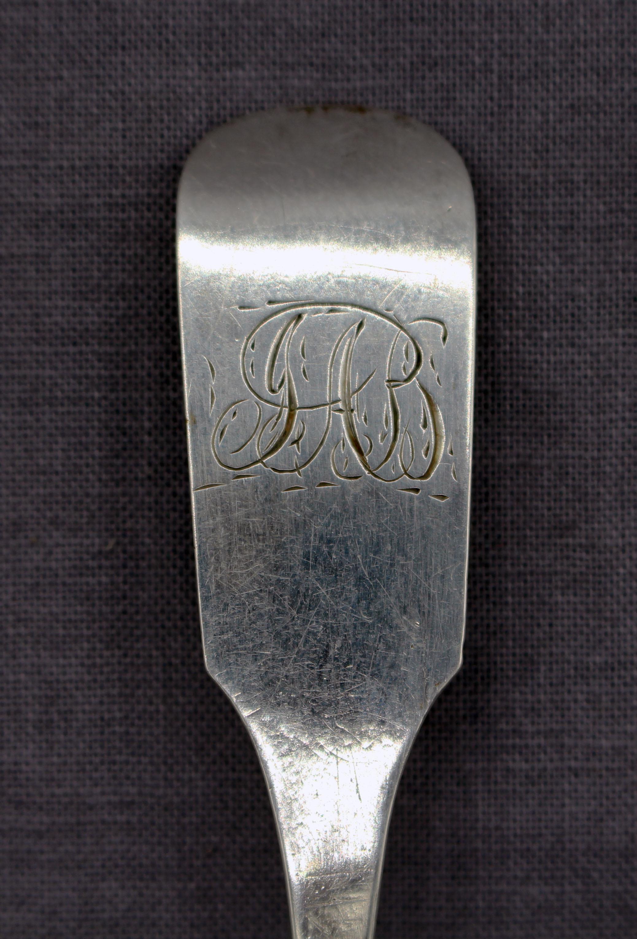 Um 1835-50 Münzsilber Condiment-Schöpfkelle von William S. Justis im Zustand „Gut“ im Angebot in Chapel Hill, NC