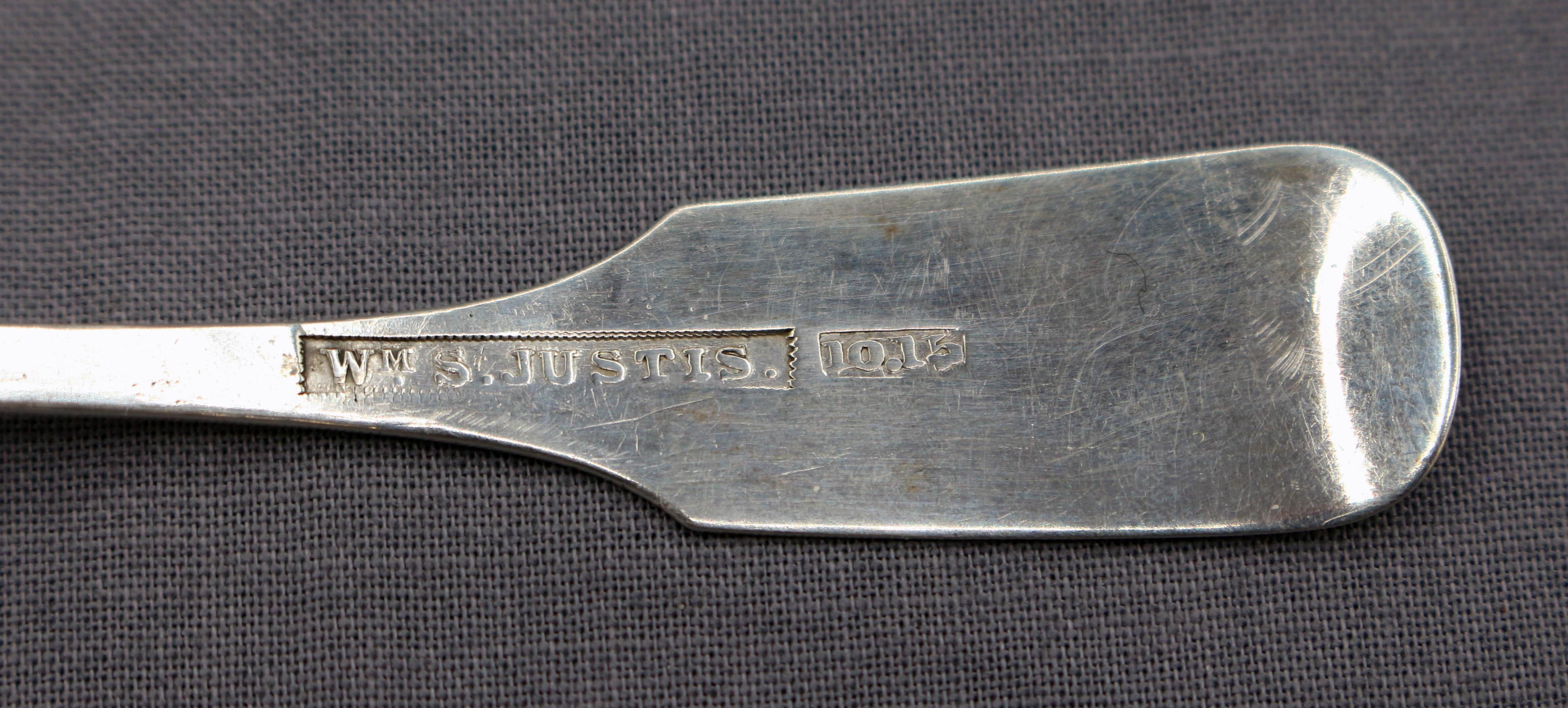 Um 1835-50 Münzsilber Condiment-Schöpfkelle von William S. Justis (19. Jahrhundert) im Angebot