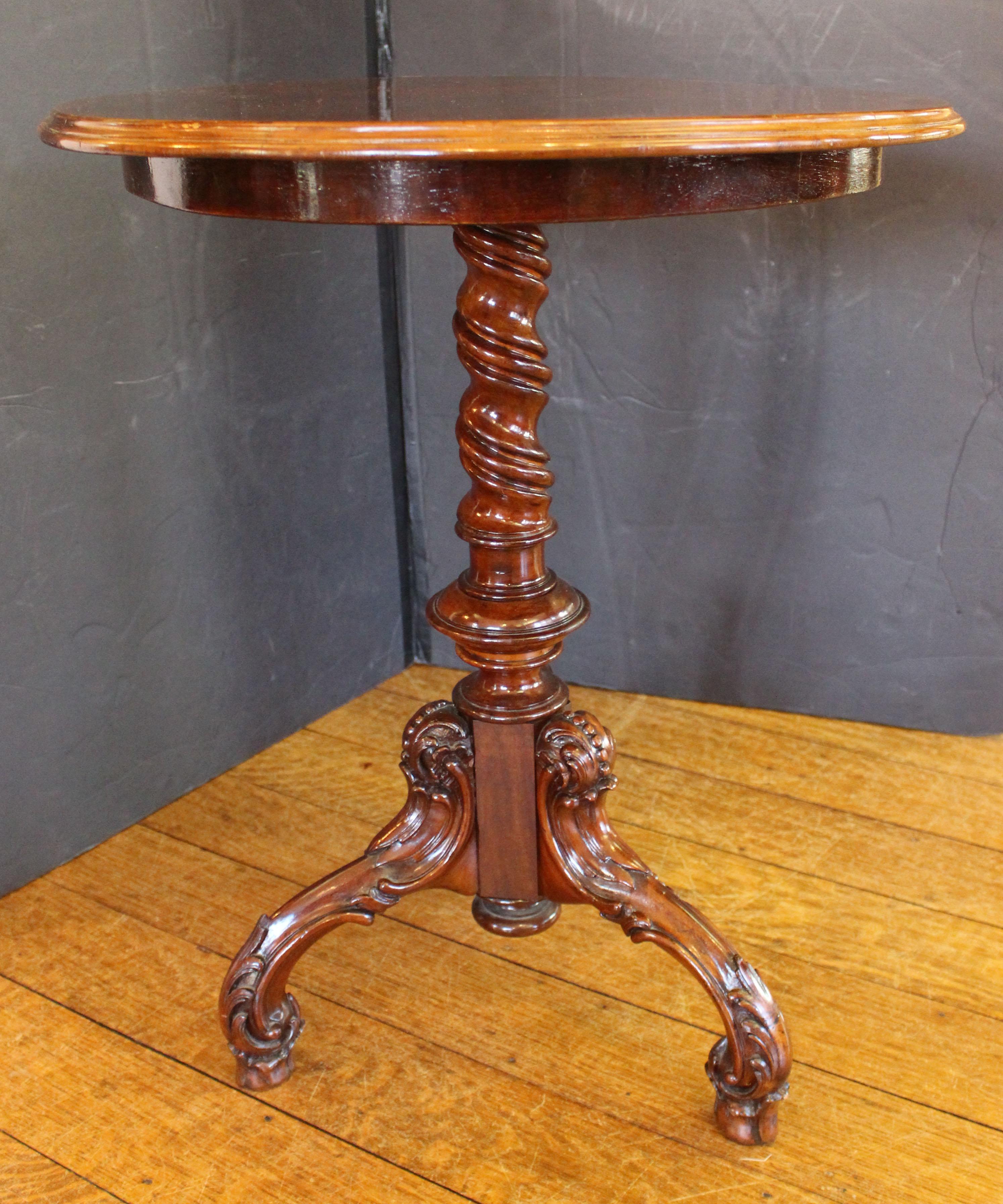 Vers 1835 Table d'appoint d'époque Guillaume IV, anglaise. Richement sculptée en acajou, elle repose sur un double tire-bouchon et des anneaux tournés, soutenus par des pieds tripodes à enroulements sculptés de feuilles et de baies, avec des pieds