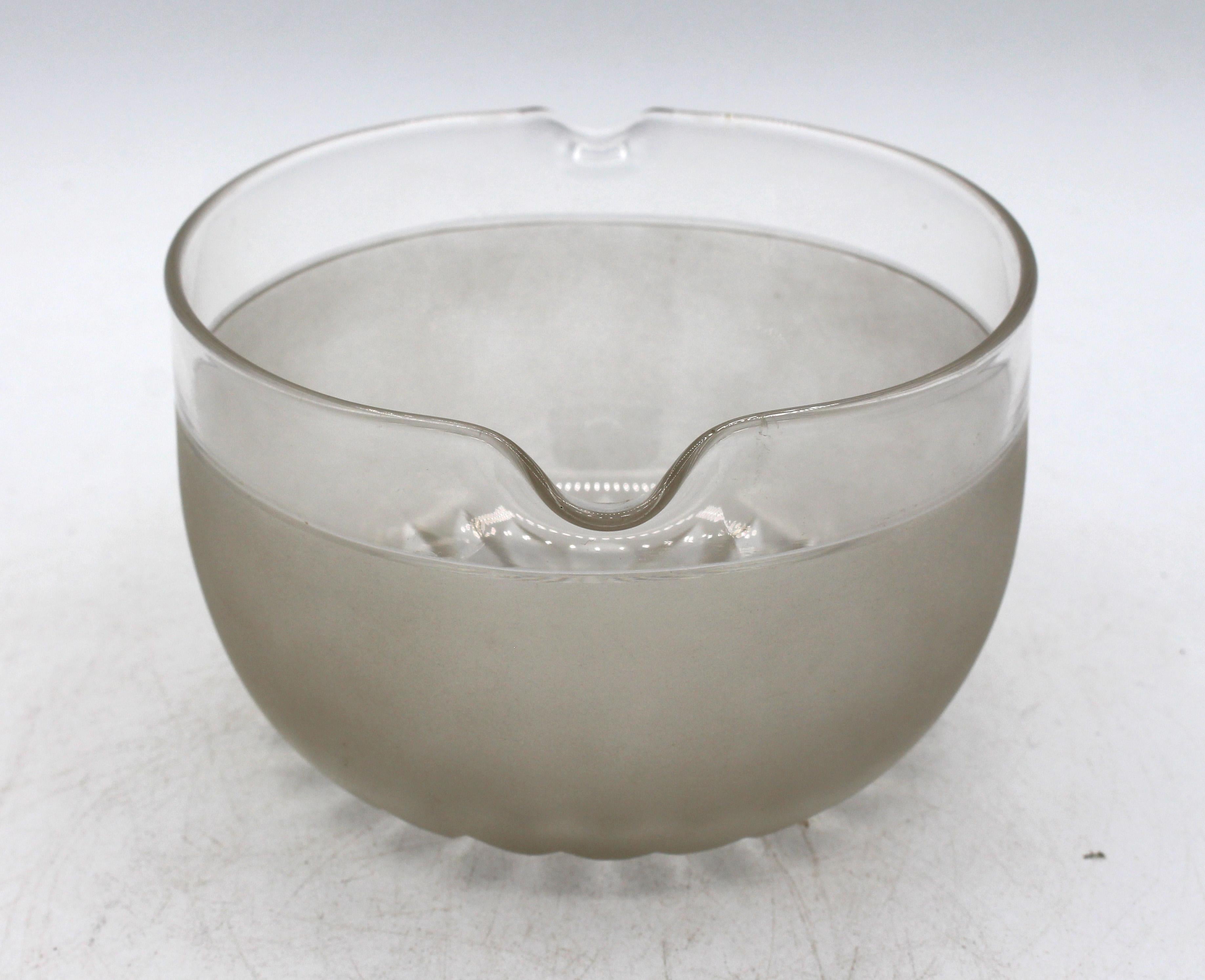 CIRCA 1840 Englische Weinspülmaschine aus Glas. Geblasenes, geschliffenes und mattiertes Klarglas. Ø 5,75