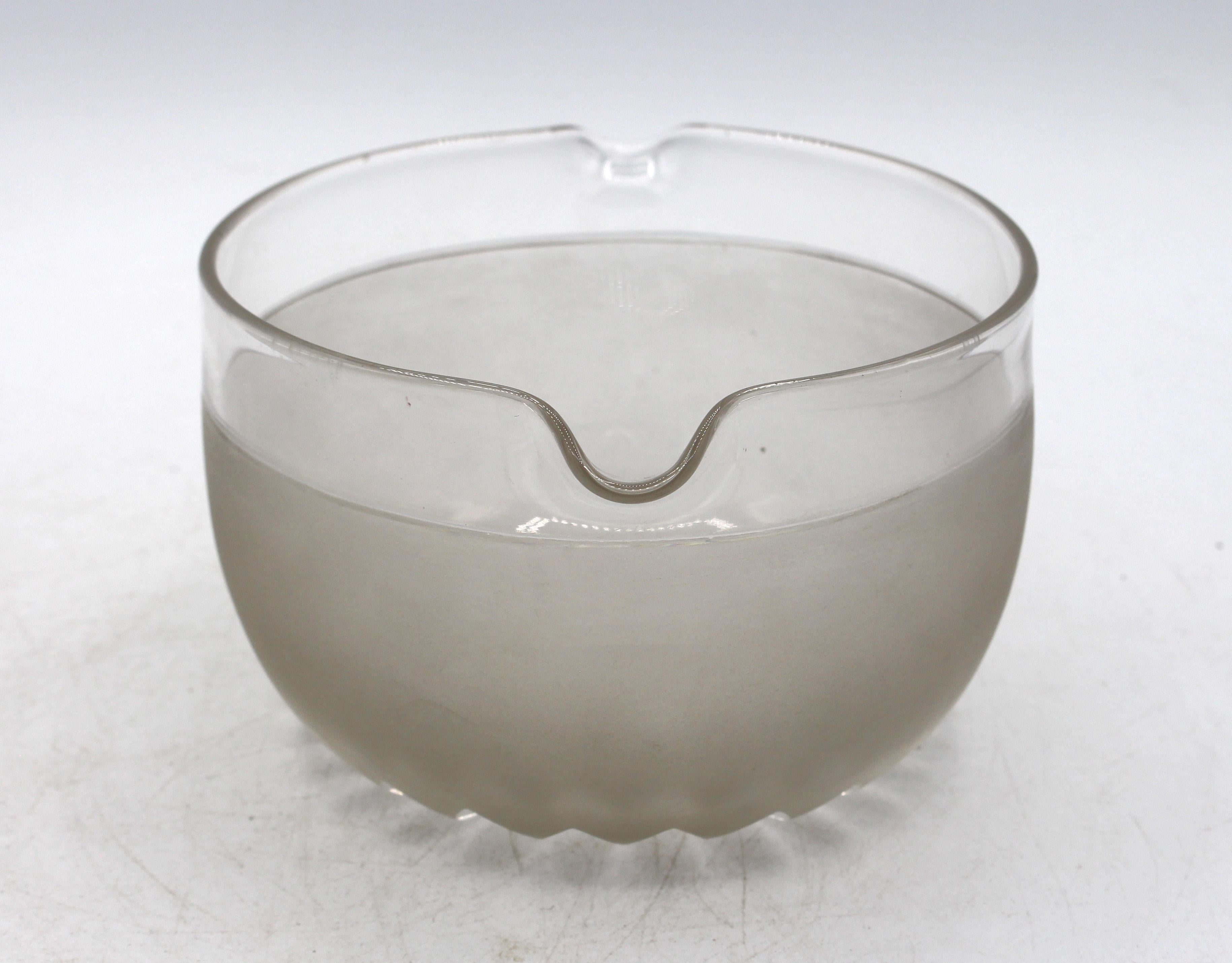 CIRCA 1840 Englische Weinspülmaschine aus Glas. Geblasenes, geschliffenes und mattiertes Klarglas. Ø 5,75