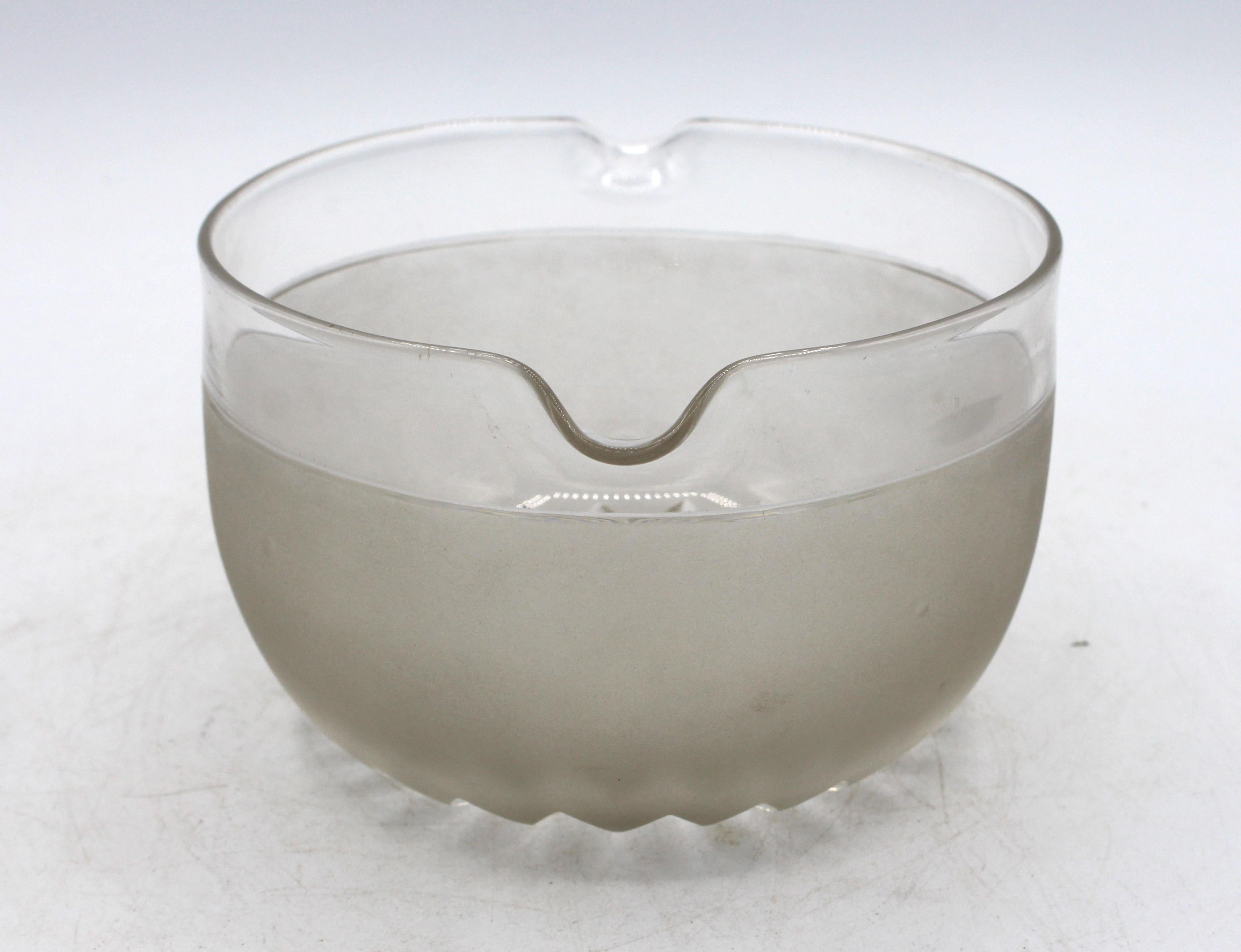 CIRCA 1840 Englische Weinspülmaschine aus Glas. Geblasenes, geschliffenes und mattiertes Klarglas. Ø 5,75