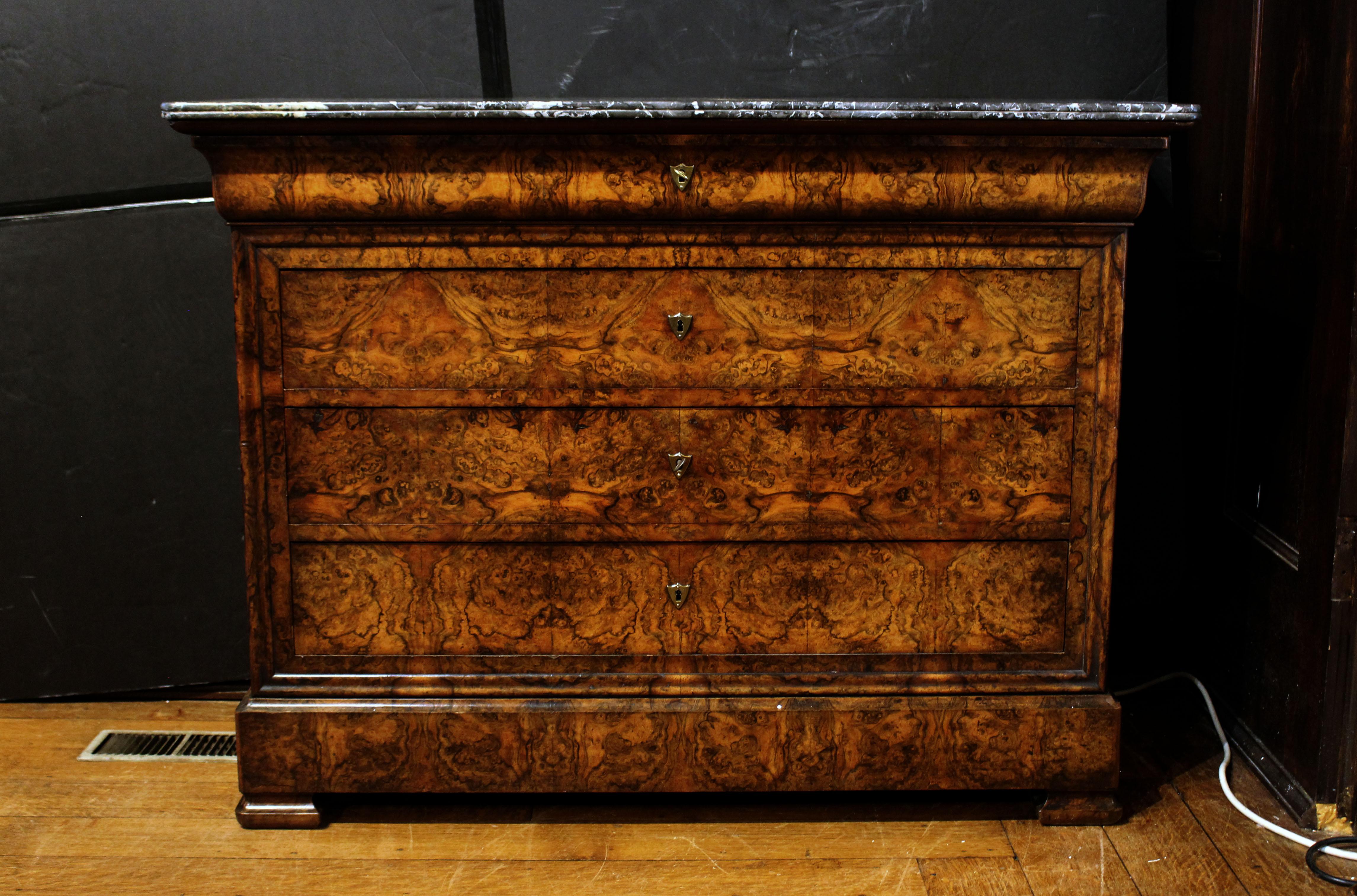 Commode o cassettiera con piano in marmo di Louis Philippe, 1840 circa. Noce splendidamente figurato in tinta con il libro per i frontali dei cinque cassetti e fianchi in noce ben figurati. I cassetti sono delimitati da una modanatura frontale