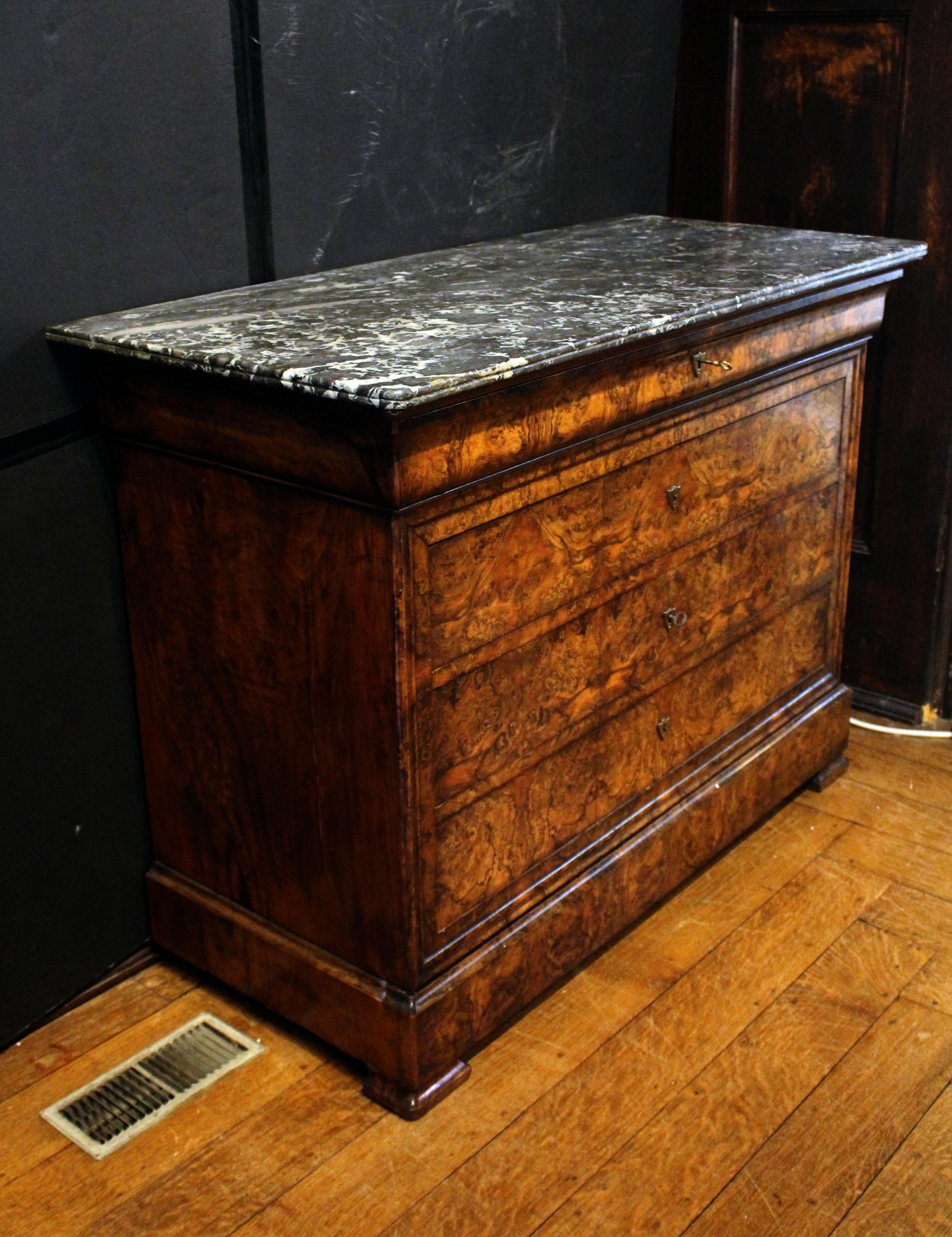 Luigi Filippo CIRCA 1840 Commode o cassettiera francese con piano in marmo Louis Philippe in vendita