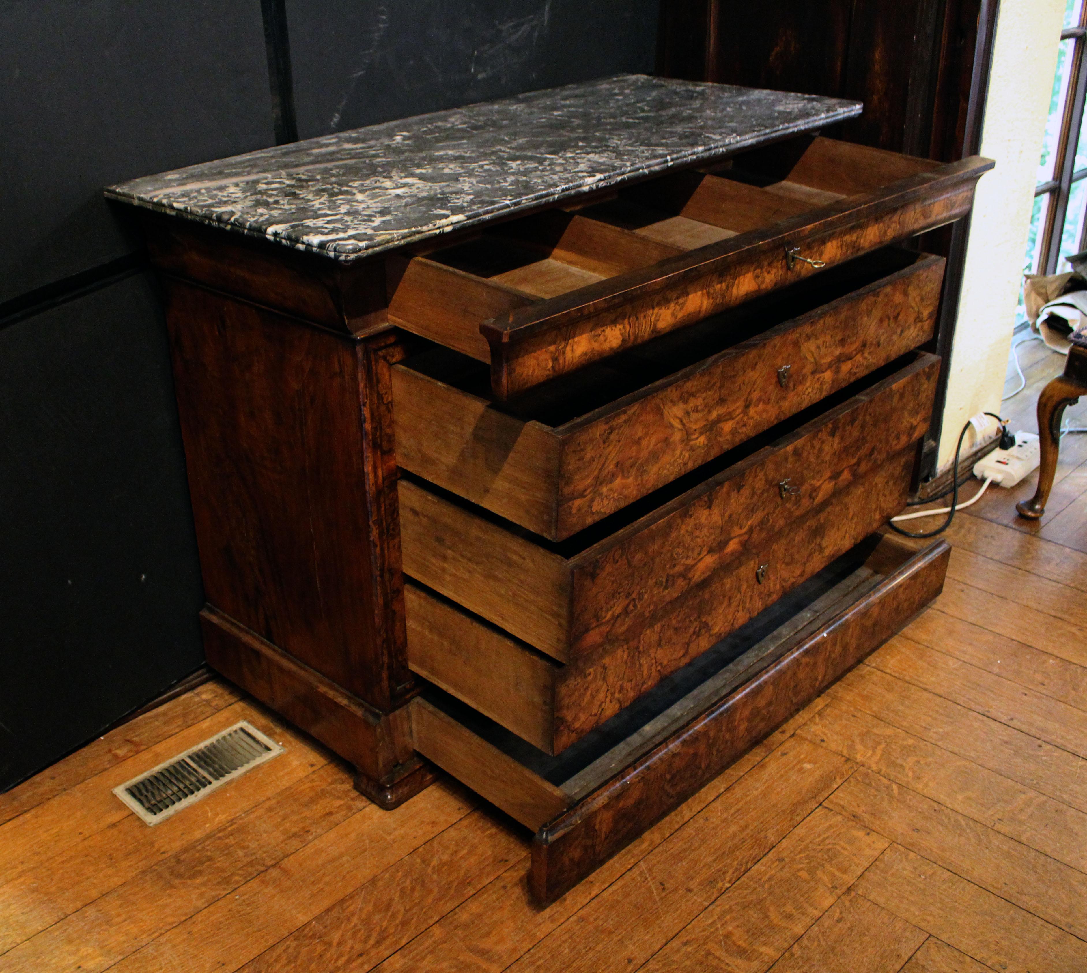 CIRCA 1840 Commode o cassettiera francese con piano in marmo Louis Philippe In condizioni buone in vendita a Chapel Hill, NC