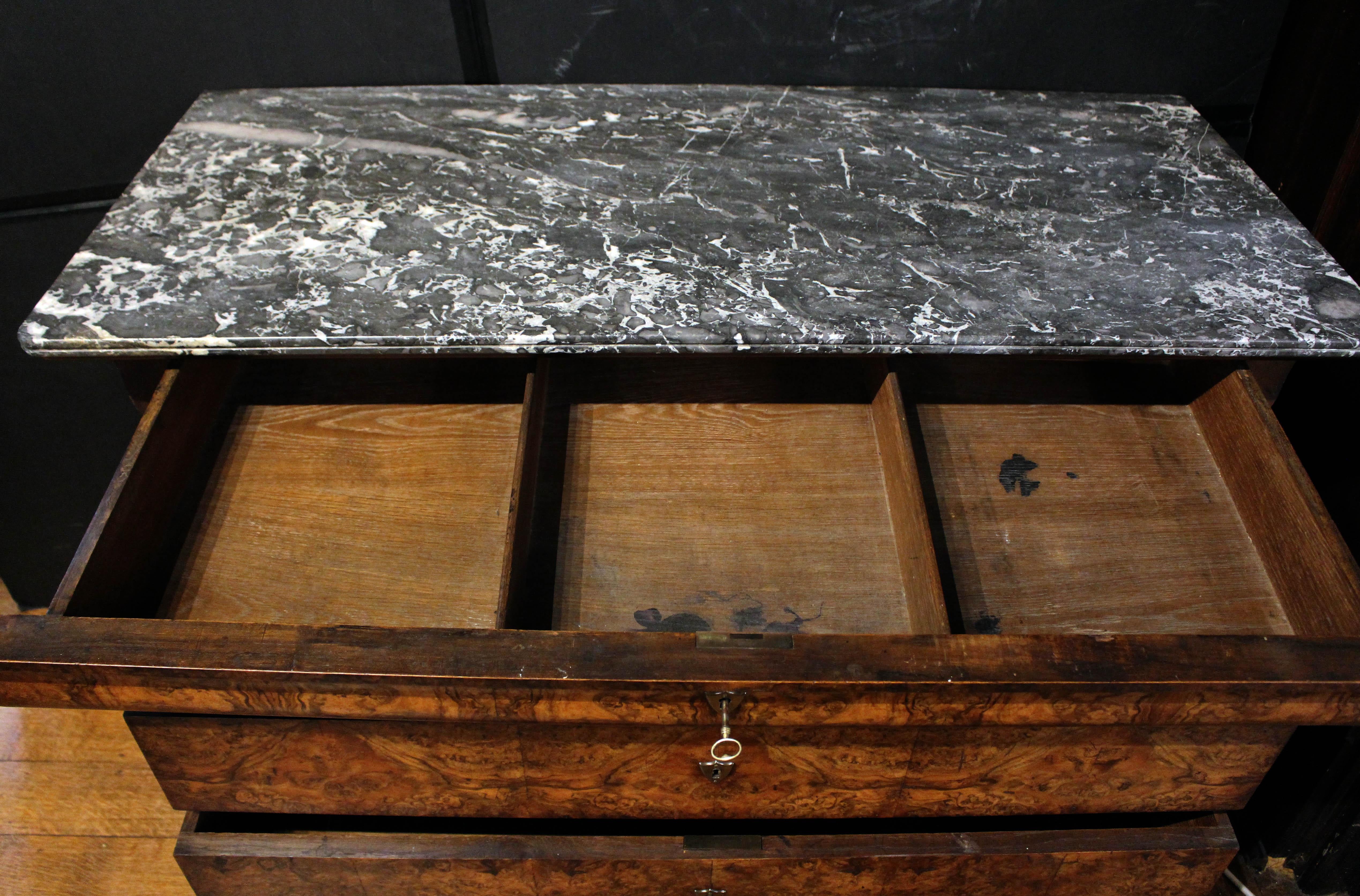 XIX secolo CIRCA 1840 Commode o cassettiera francese con piano in marmo Louis Philippe in vendita