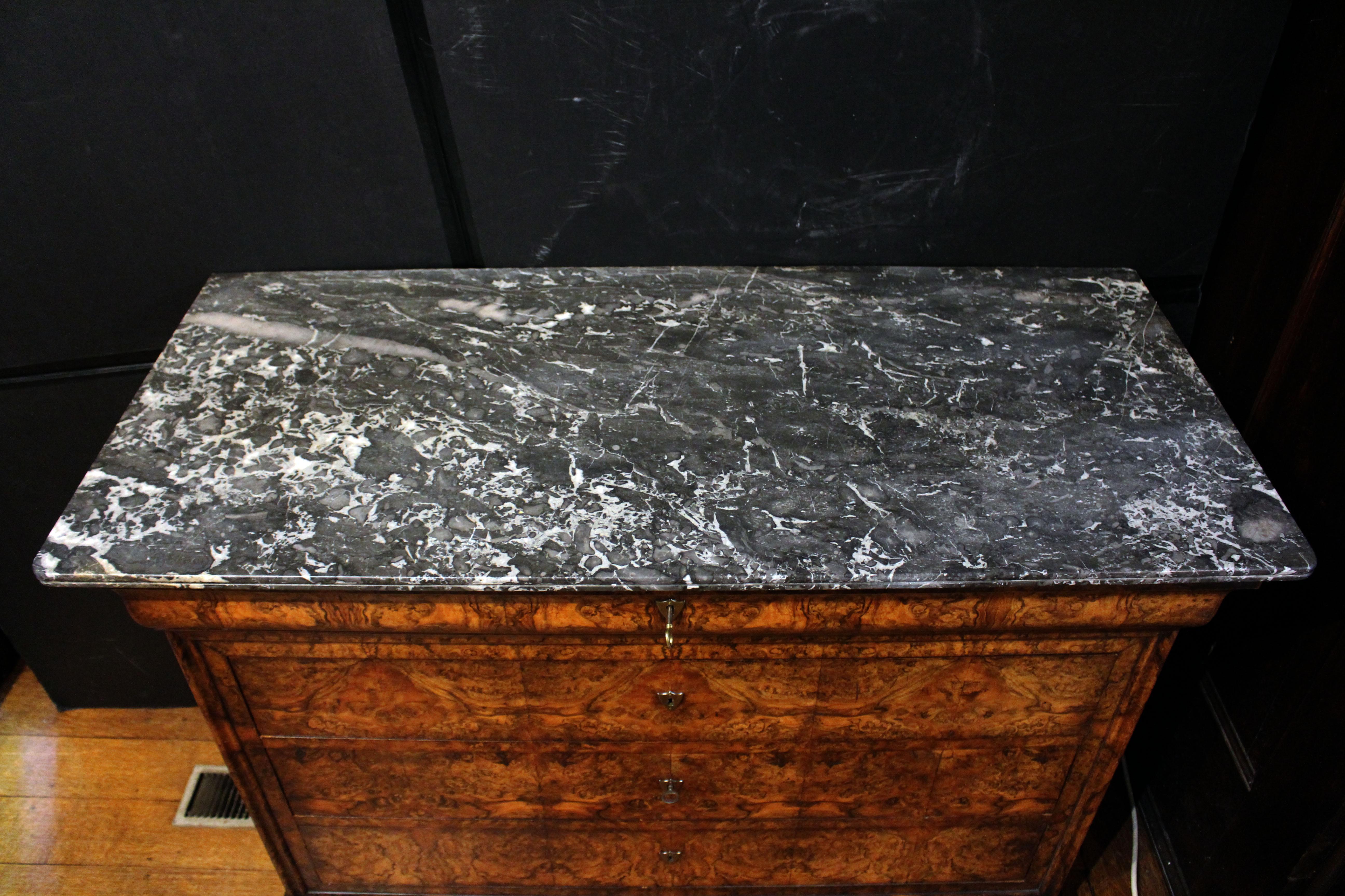 CIRCA 1840 Commode o cassettiera francese con piano in marmo Louis Philippe in vendita 1