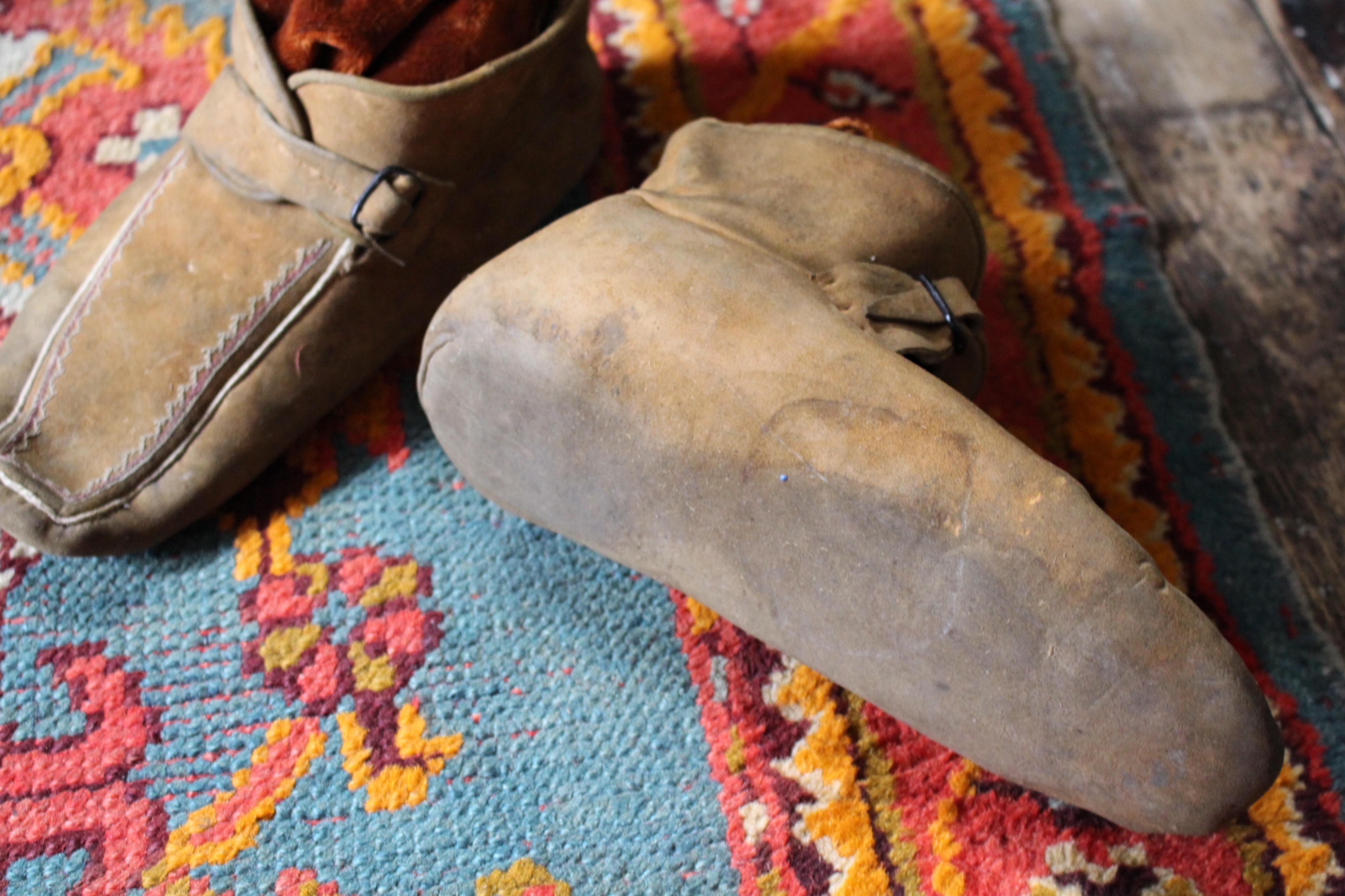 Circa 1840 Par de mocasines usados por las tribus de indios rojos de Norteamérica en venta 4