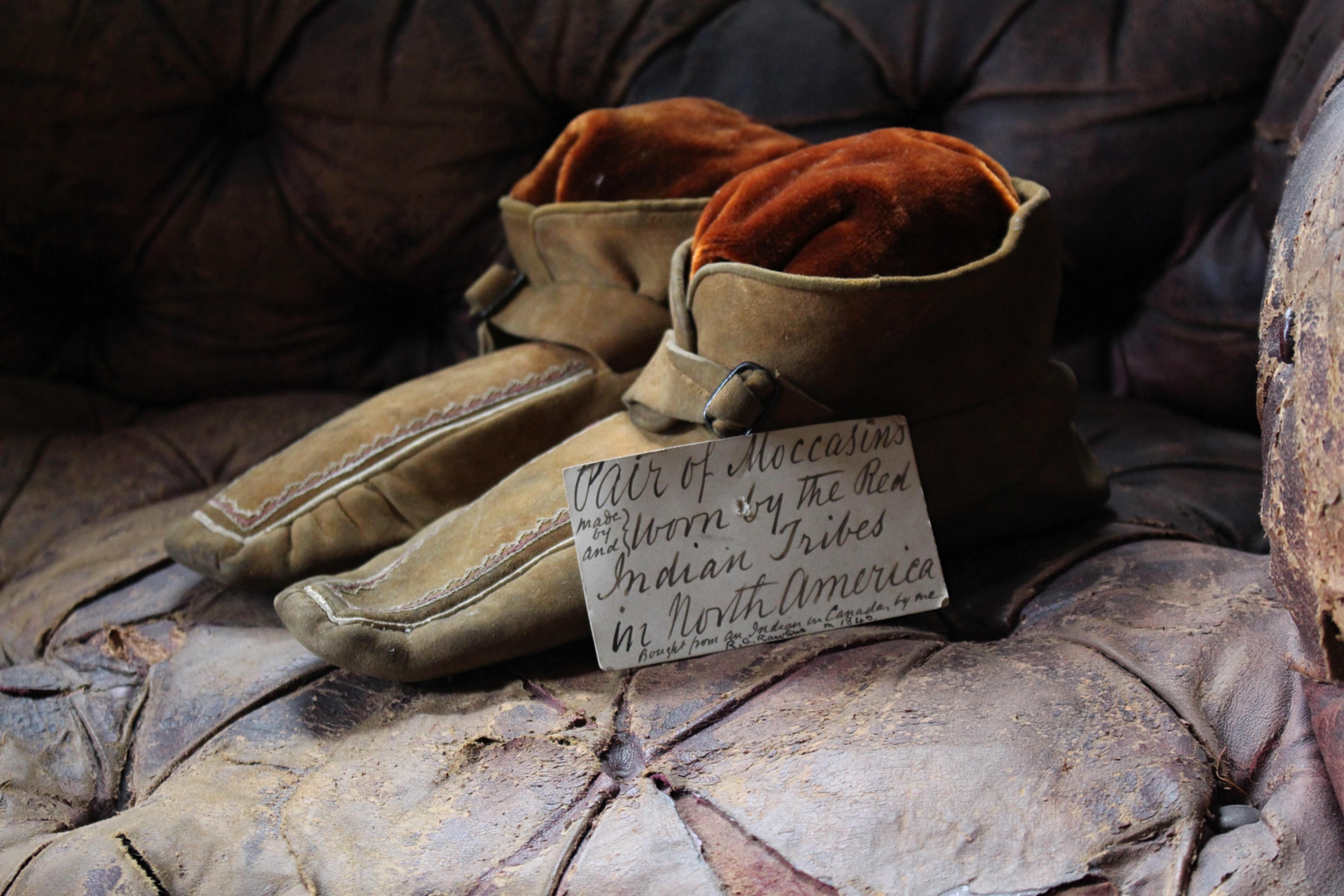 Circa 1840 Par de mocasines usados por las tribus de indios rojos de Norteamérica en venta 5