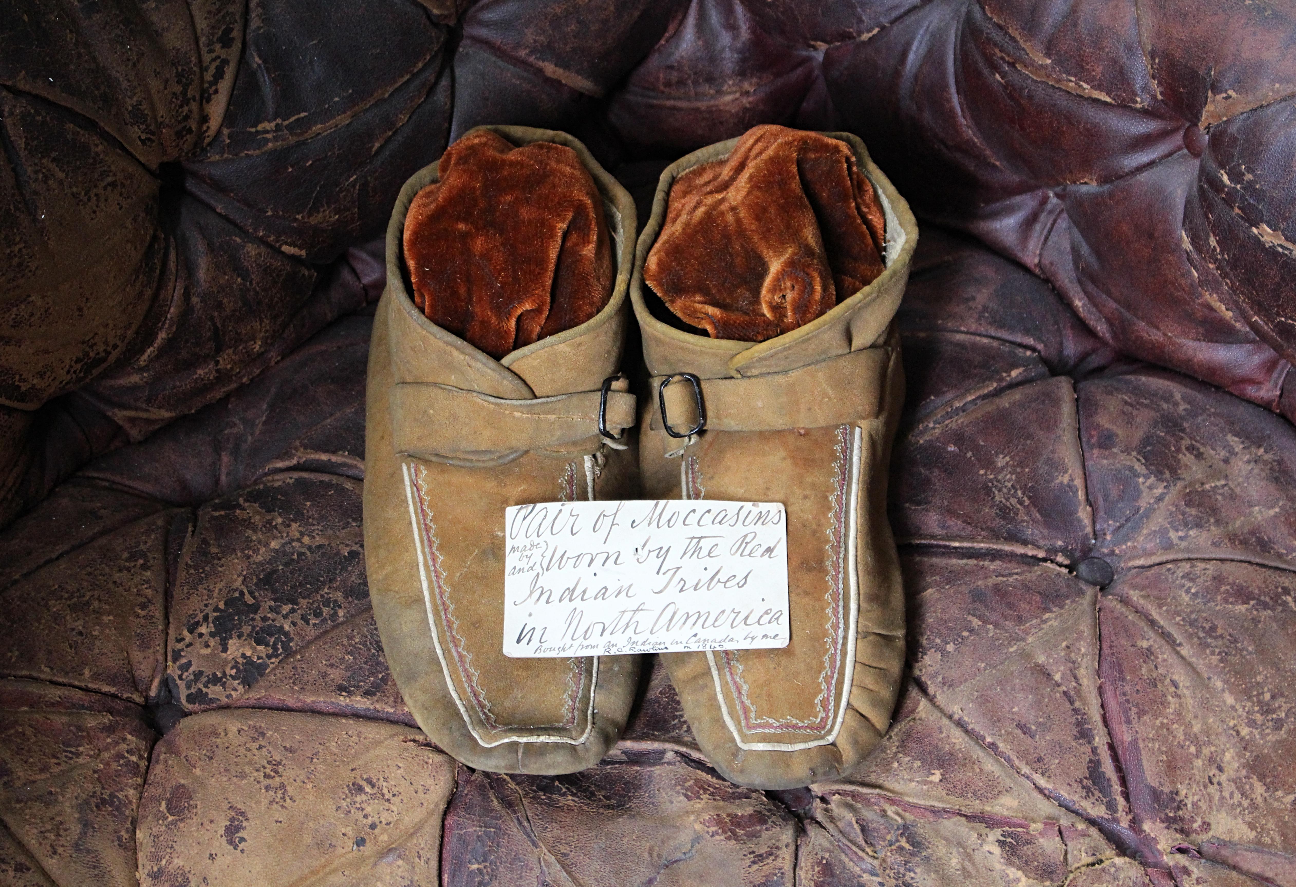 Par de mocasines de cuero del siglo XIX, con una etiqueta manuscrita en la que se lee 