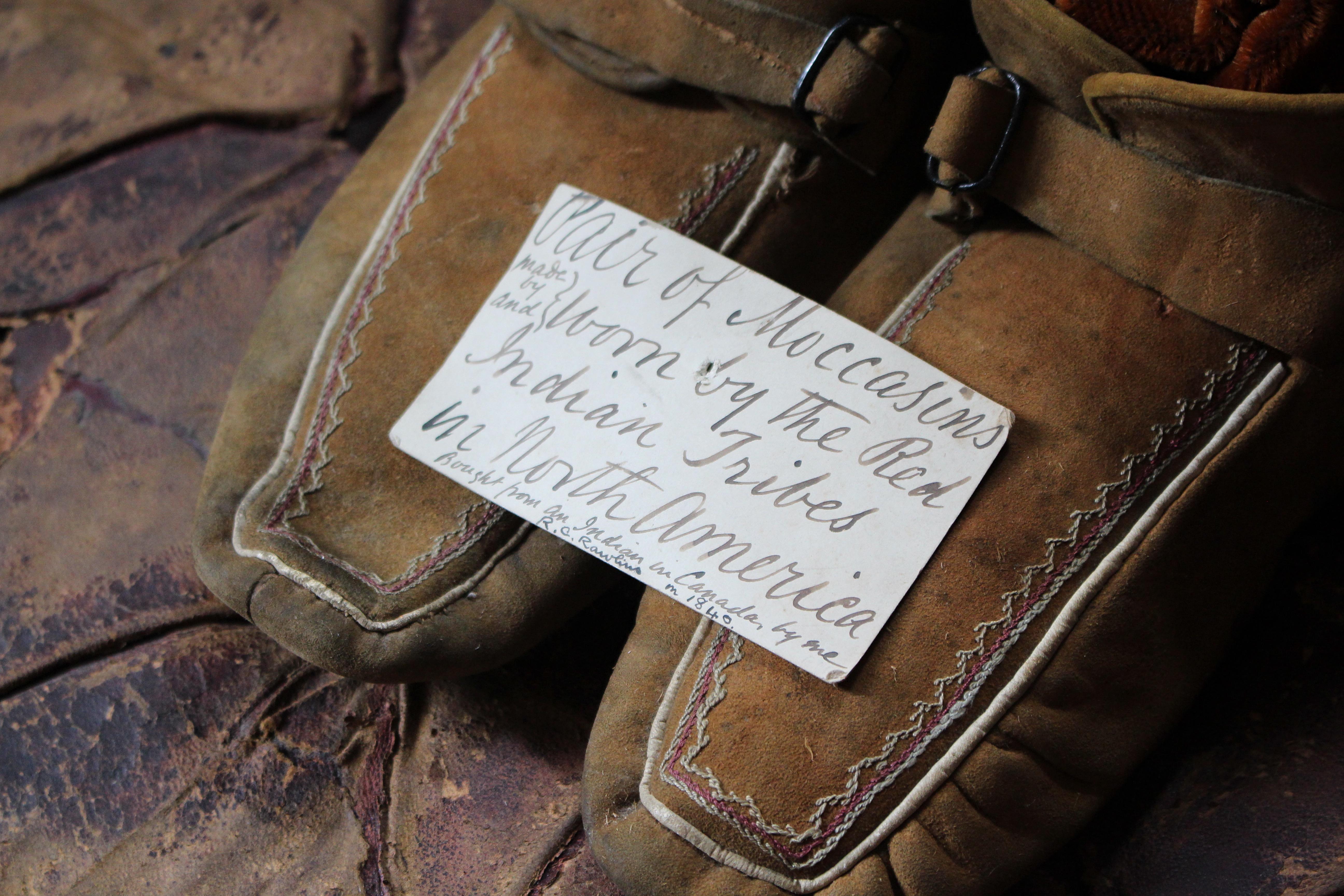 Circa 1840 Par de mocasines usados por las tribus de indios rojos de Norteamérica Norteamericano en venta