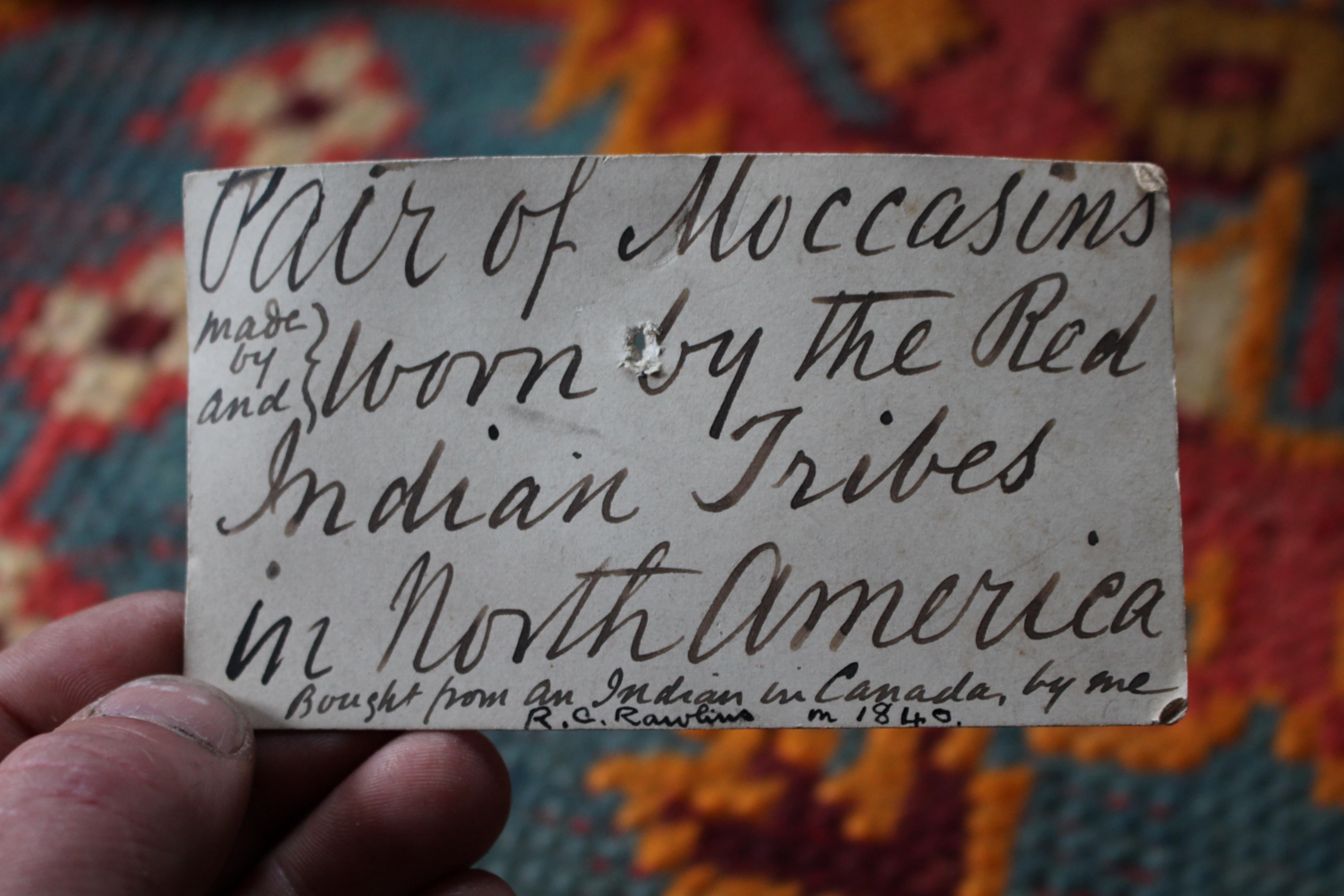 Circa 1840 Par de mocasines usados por las tribus de indios rojos de Norteamérica siglo XIX en venta
