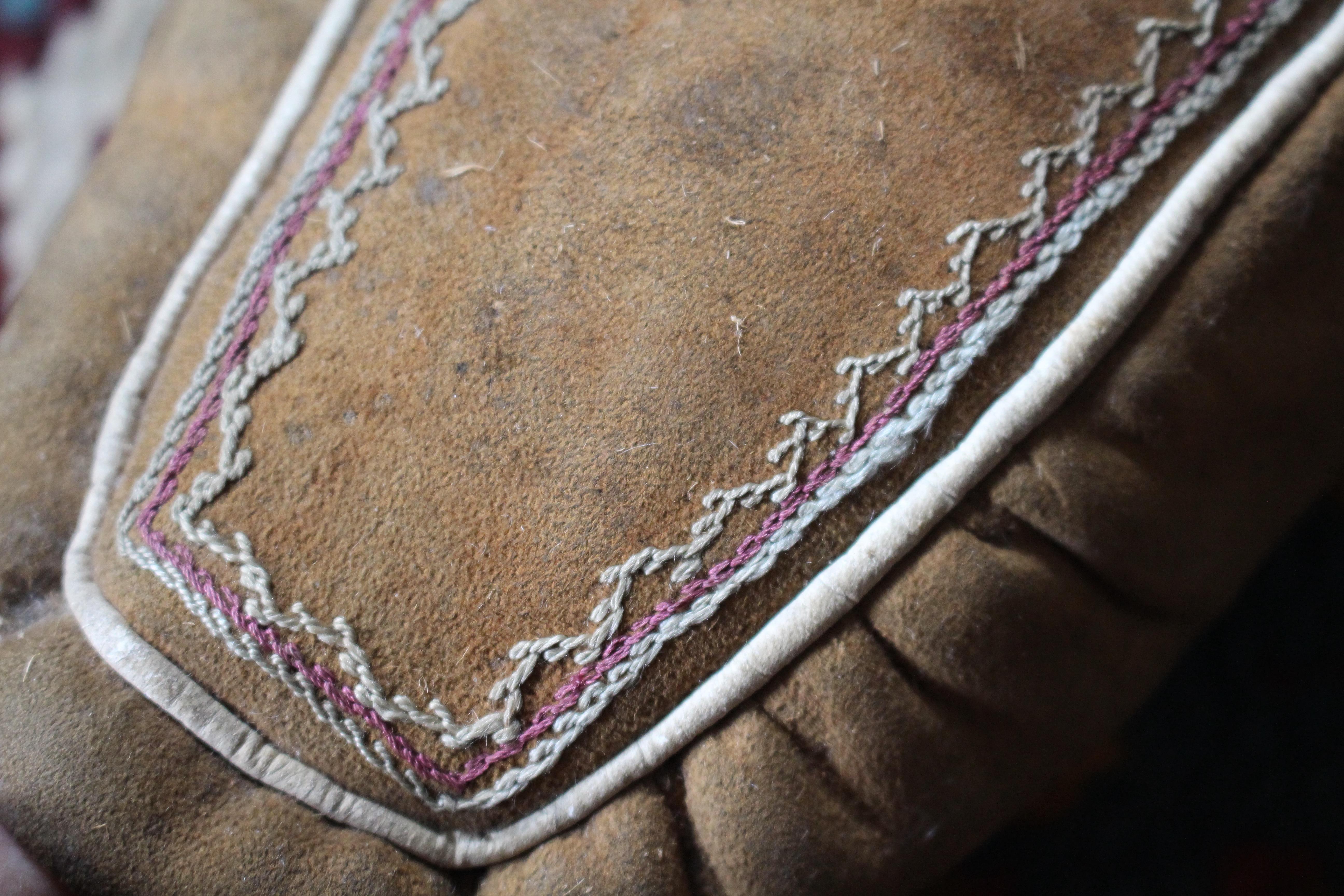 Circa 1840 Par de mocasines usados por las tribus de indios rojos de Norteamérica en venta 2