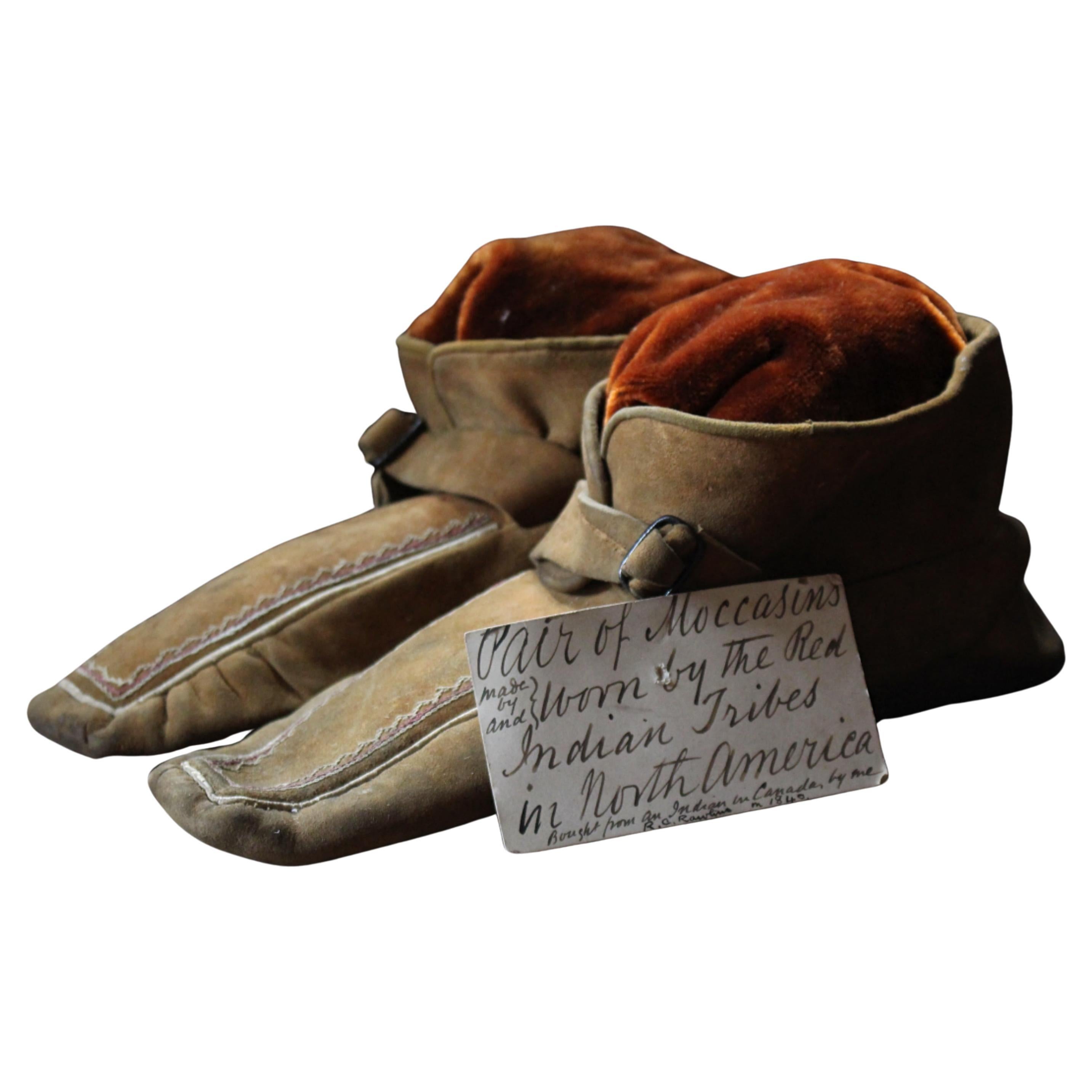 Circa 1840 Par de mocasines usados por las tribus de indios rojos de Norteamérica en venta