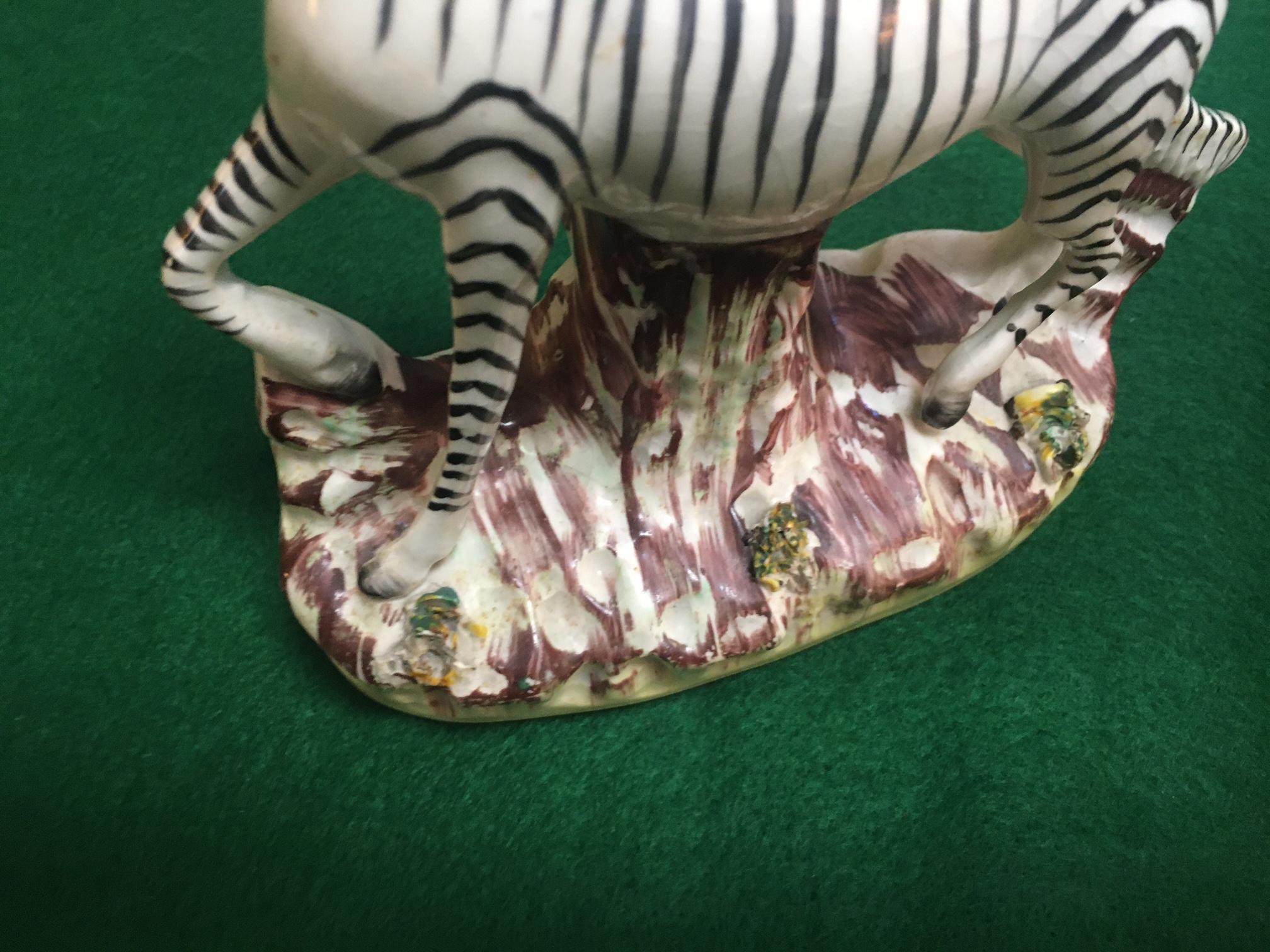 Ein Paar afrikanische Staffordshire-Zebras aus Porzellan mit flacher Rückseite, um 1840 im Angebot 3