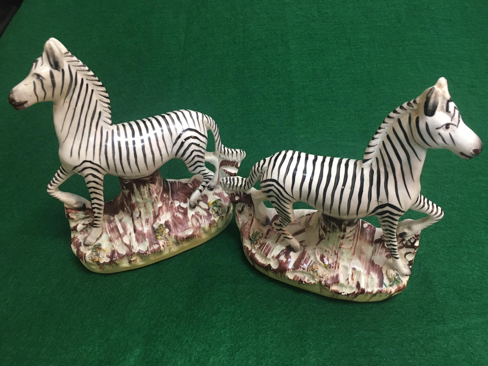 Ein Paar afrikanische Staffordshire-Zebras aus Porzellan mit flacher Rückseite, um 1840 im Angebot 4