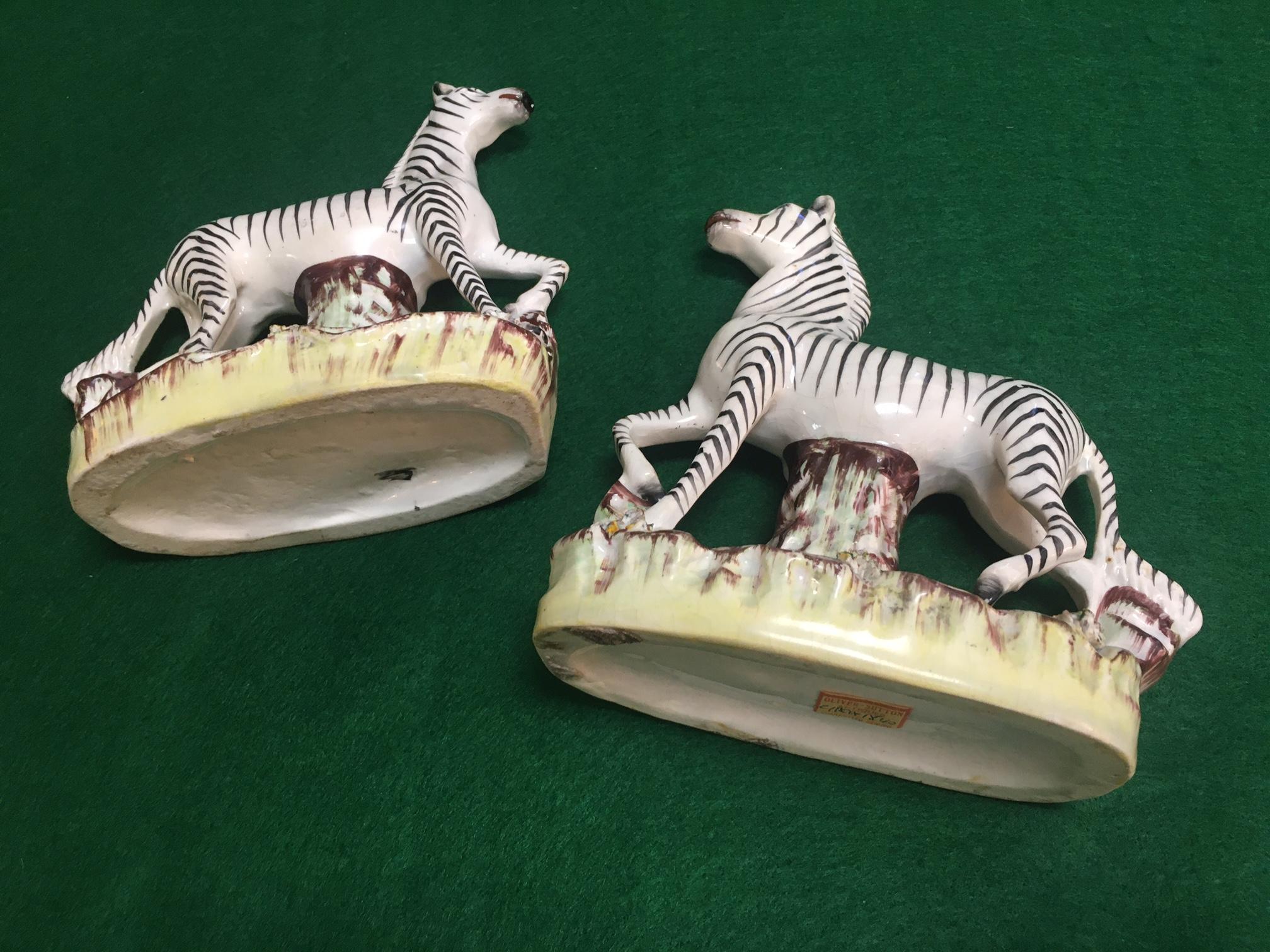 Ein Paar afrikanische Staffordshire-Zebras aus Porzellan mit flacher Rückseite, um 1840 (Frühviktorianisch) im Angebot