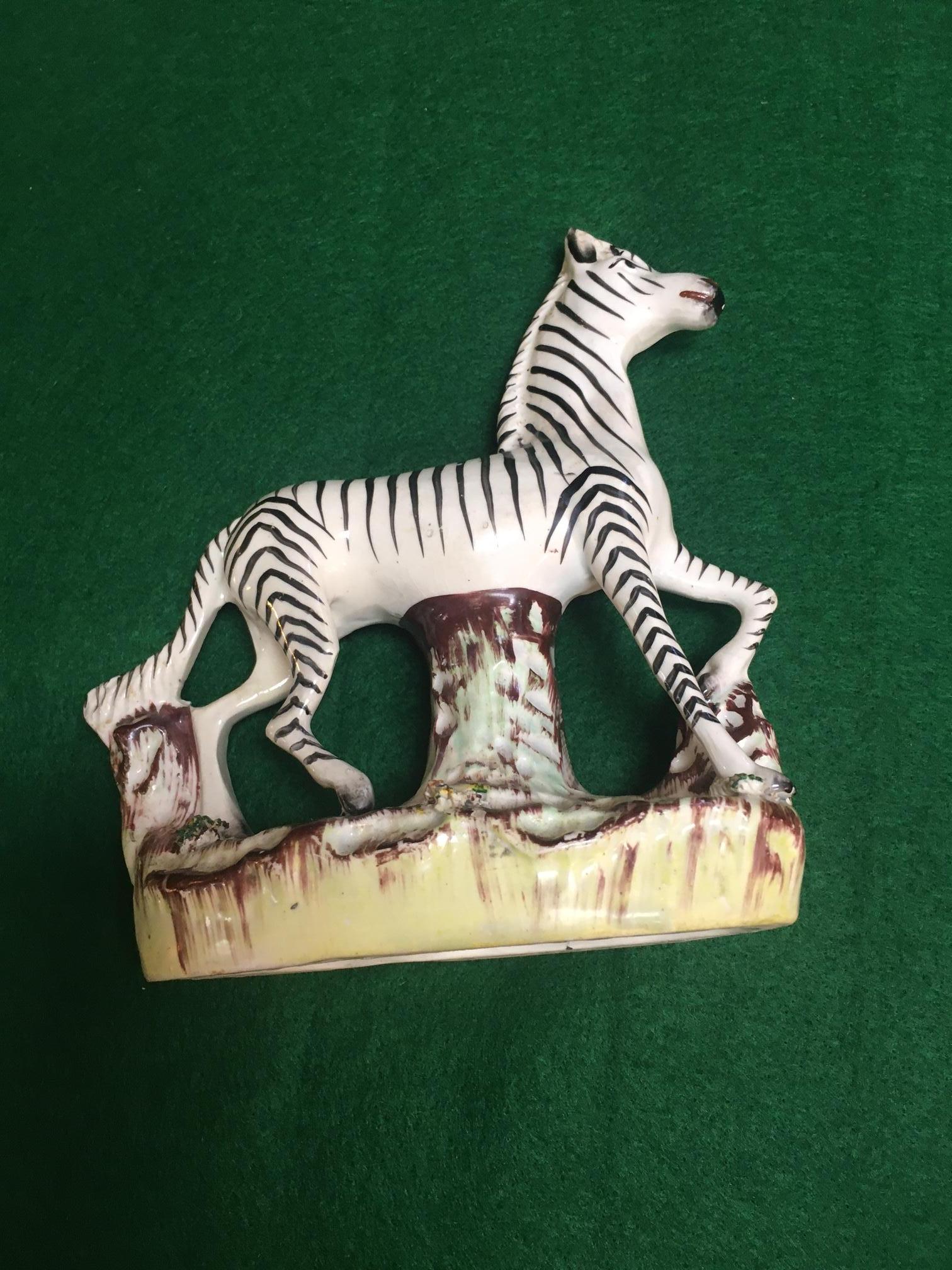 Ein Paar afrikanische Staffordshire-Zebras aus Porzellan mit flacher Rückseite, um 1840 (Britisch) im Angebot