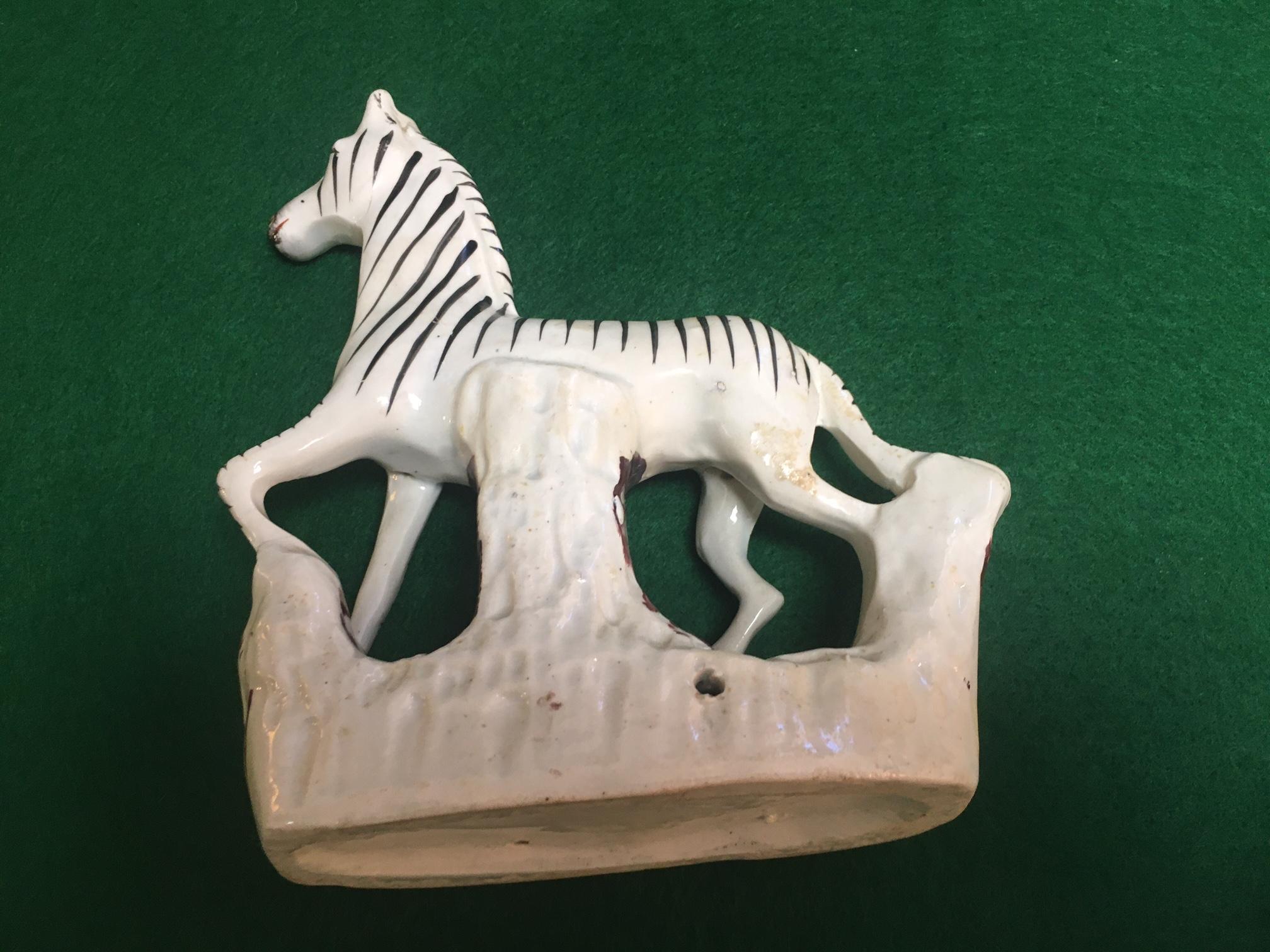 Ein Paar afrikanische Staffordshire-Zebras aus Porzellan mit flacher Rückseite, um 1840 (Handbemalt) im Angebot