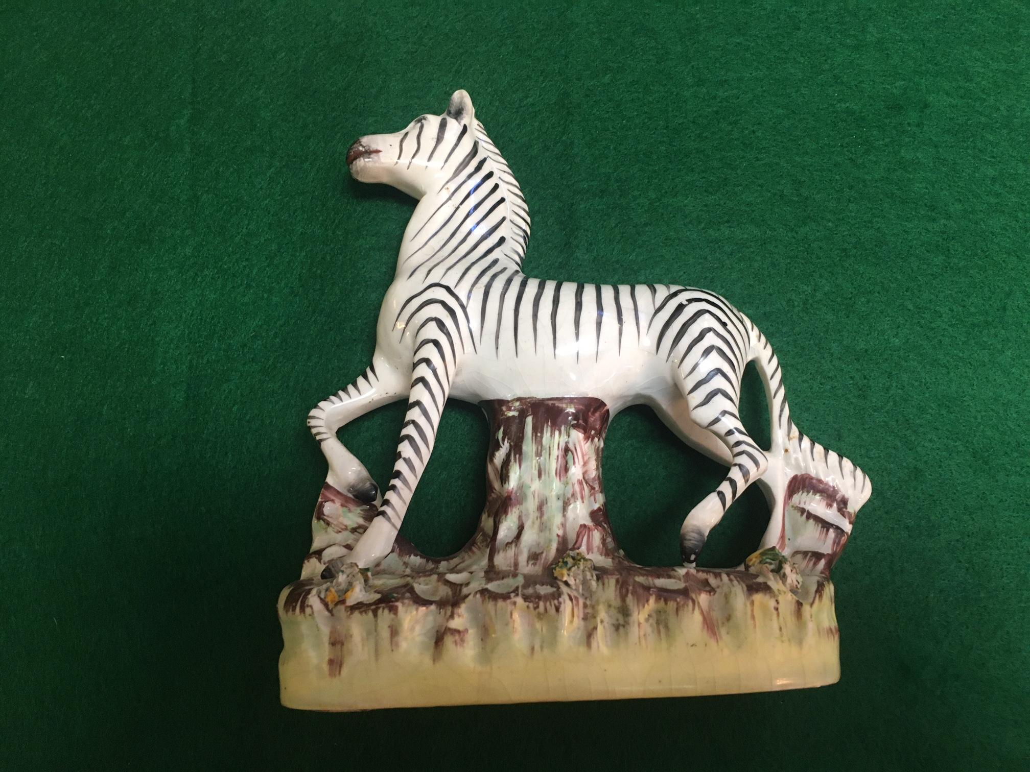 Ein Paar afrikanische Staffordshire-Zebras aus Porzellan mit flacher Rückseite, um 1840 im Zustand „Gut“ im Angebot in Savannah, GA