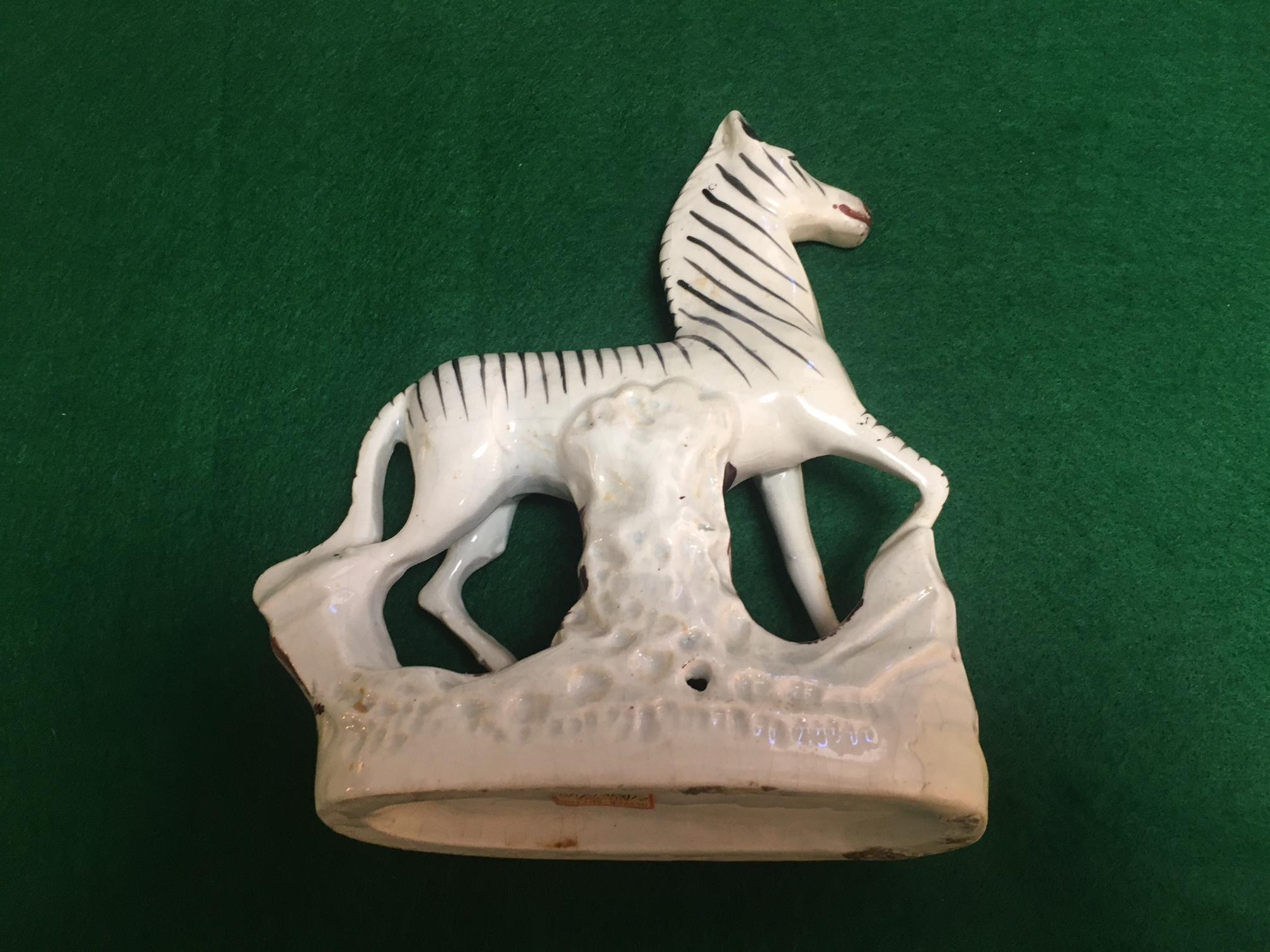 Ein Paar afrikanische Staffordshire-Zebras aus Porzellan mit flacher Rückseite, um 1840 (Mittleres 19. Jahrhundert) im Angebot