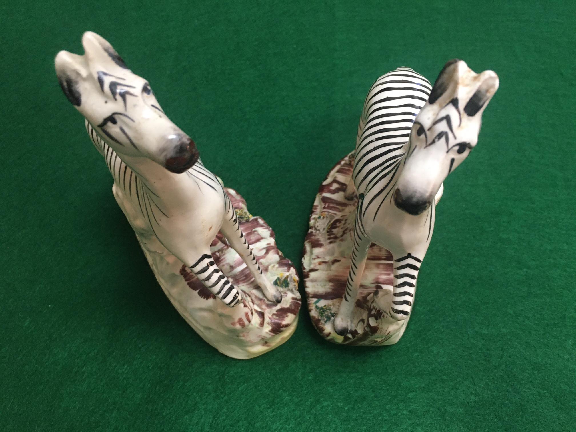 Ein Paar afrikanische Staffordshire-Zebras aus Porzellan mit flacher Rückseite, um 1840 im Angebot 1