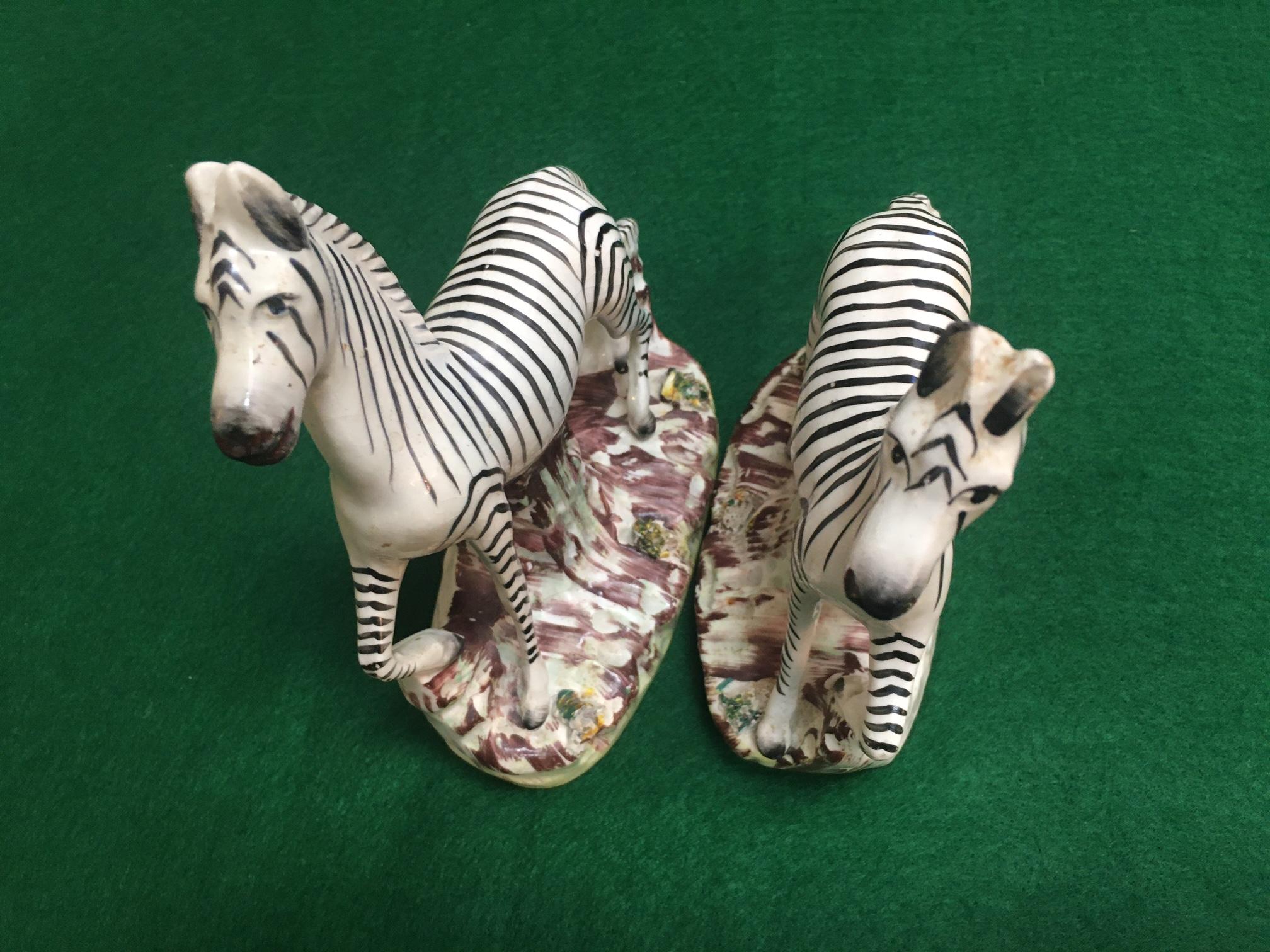 Ein Paar afrikanische Staffordshire-Zebras aus Porzellan mit flacher Rückseite, um 1840 im Angebot 2