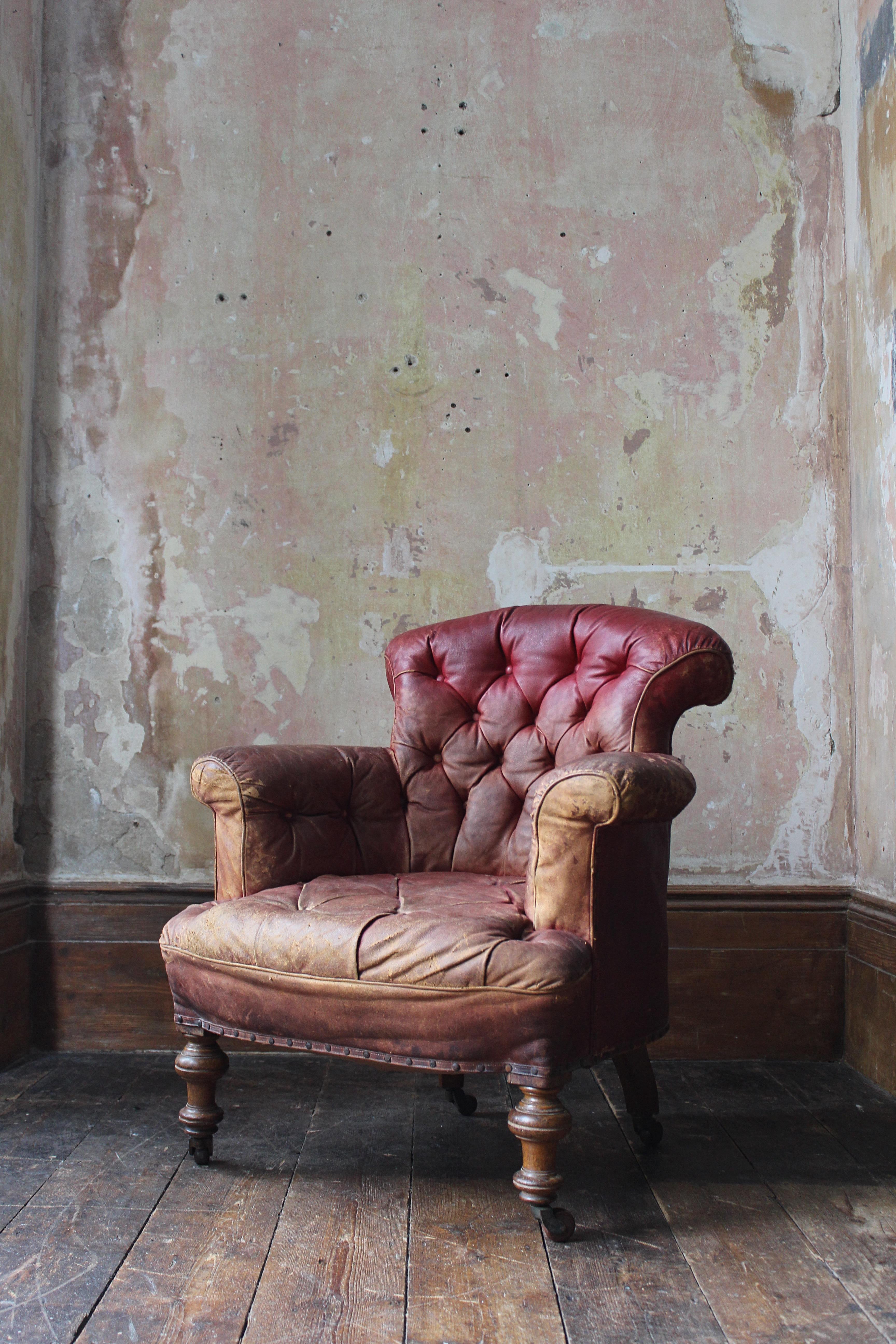Ein feiner roter Ledersessel aus der Mitte des 19. Jahrhunderts von dem Möbelschreiner und Polsterer Robert Strahan & Co. aus 24-25 Henry Street Dublin, im Landhausstil, völlig unberührt und original.

Steht auf Eichenbeinen, hinten links gestempelt