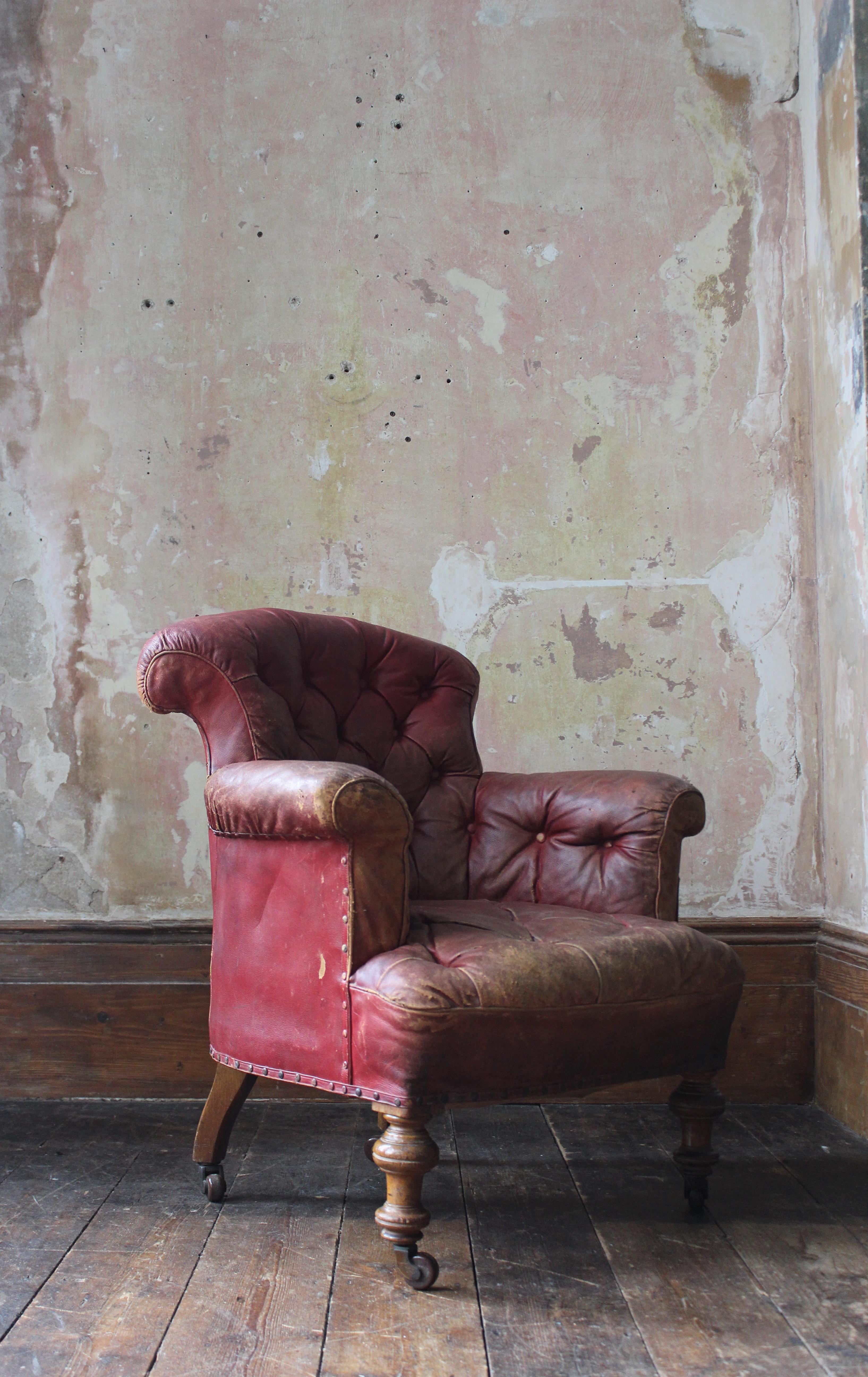Circa 1845 Robert Strahan & Co Ireland Dublin Red Leather Armchair, Elveden Hall For Sale 1