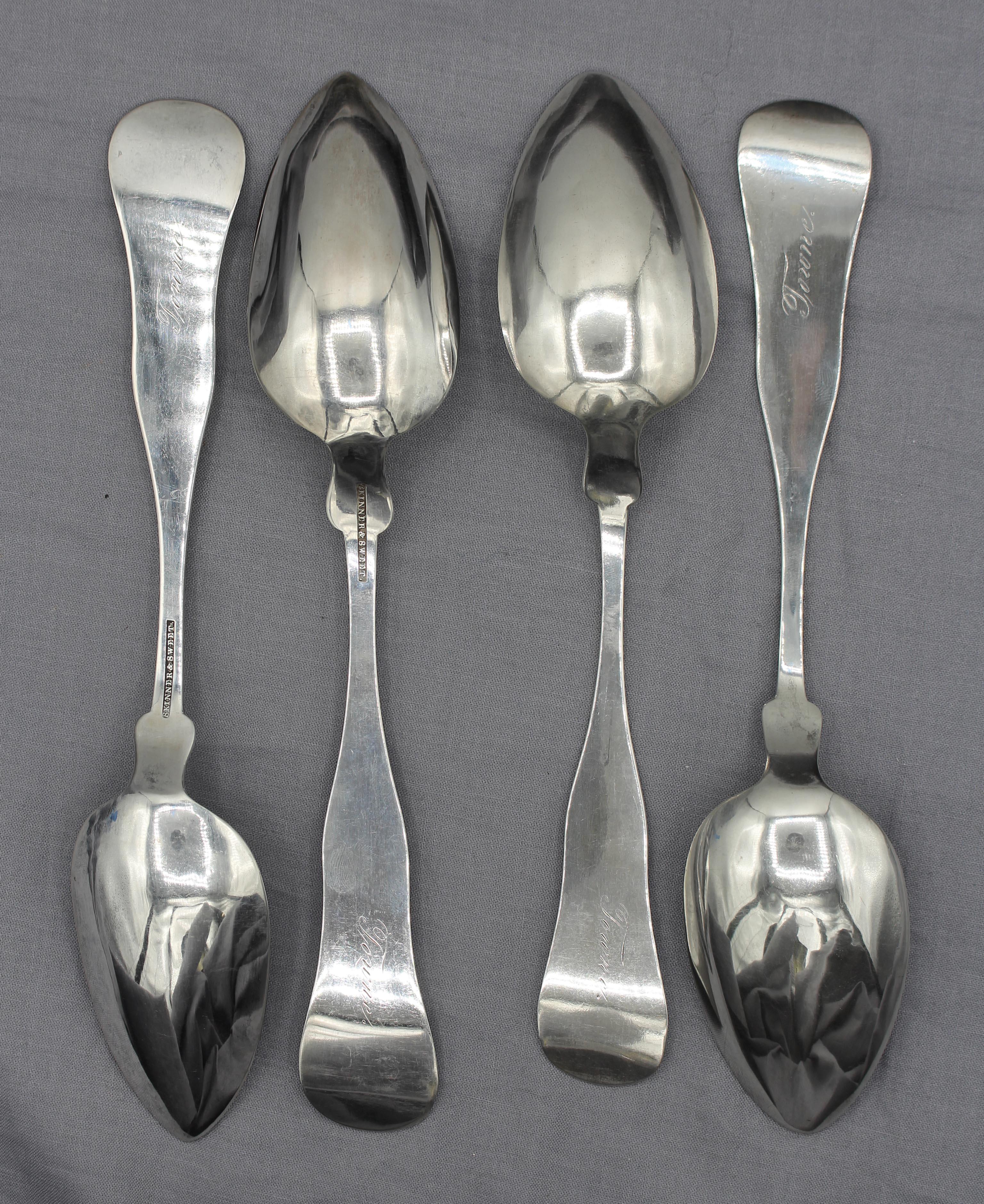 Vers 1846-57, ensemble de 2 cuillères à soupe et 2 cuillères de service en argent, Skinner & Sweet, Boston, MA. Belle et lourde ; légèrement à double cannelure ; dos de violon en haut avec gravure 
