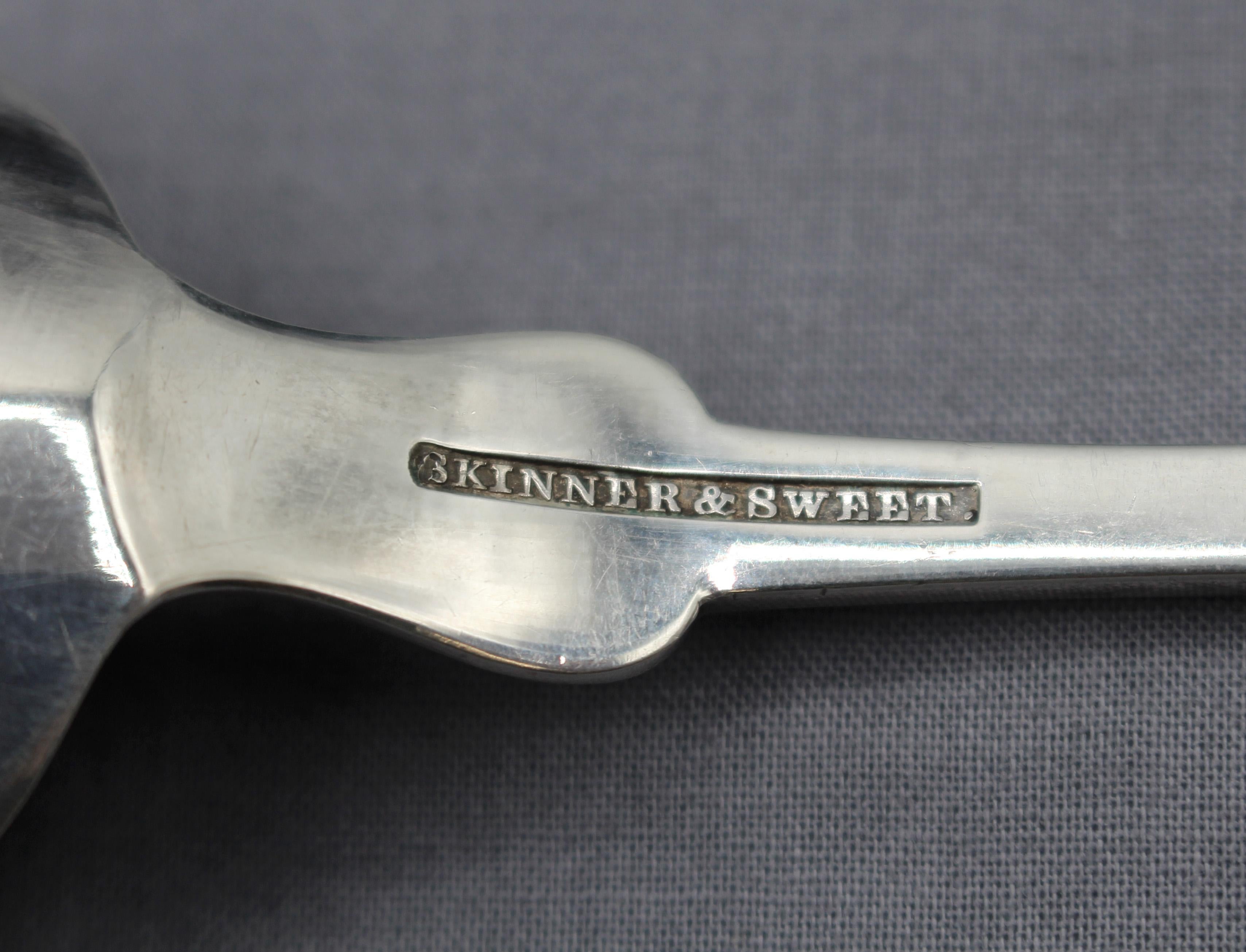 Ensemble de 2 cuillères de table en argent et 2 services par Skinner & Sweet, datant d'environ 1846-57 Bon état - En vente à Chapel Hill, NC
