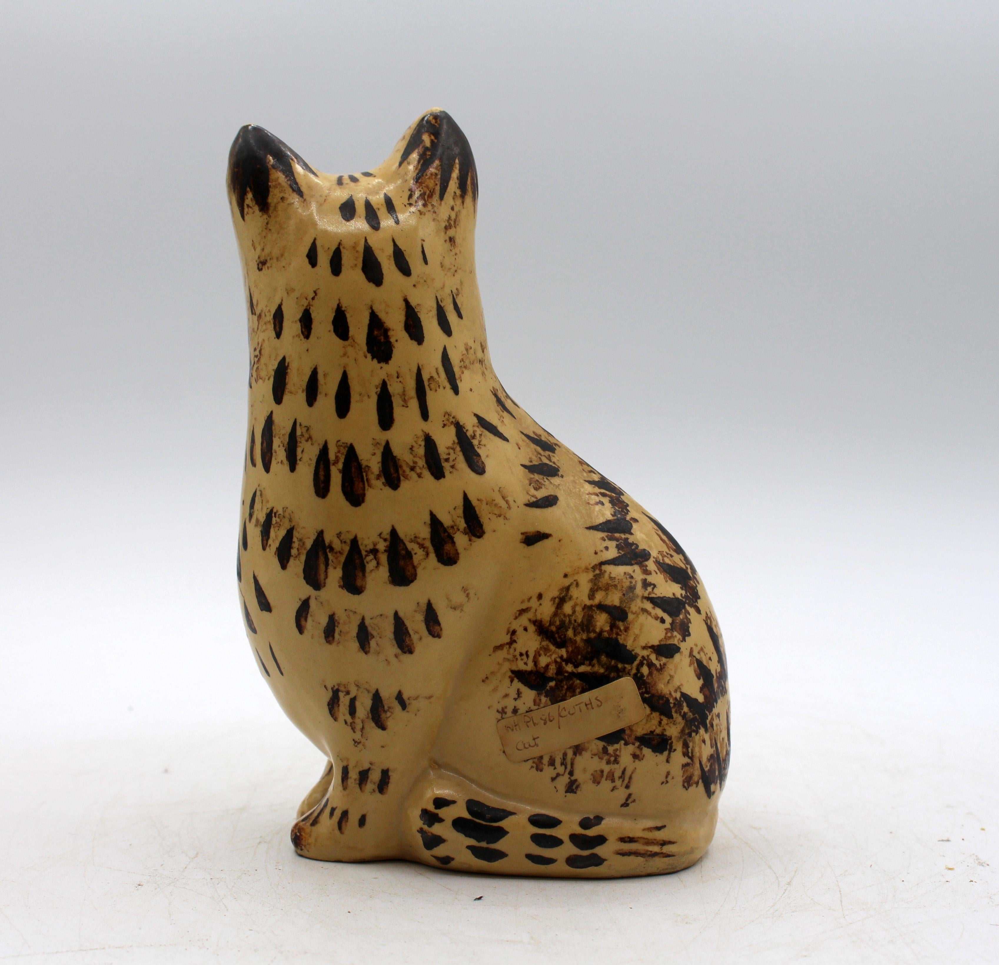 Gatto in ceramica dello Staffordshire, inglese, 1850-80 circa. Smalto giallo, fondo crema con segni di spugnatura marrone. Corpo completamente aperto.
H. H., L. 4,25, P. 2,5.

Siamo un'azienda a conduzione familiare che da oltre 90 anni rappresenta