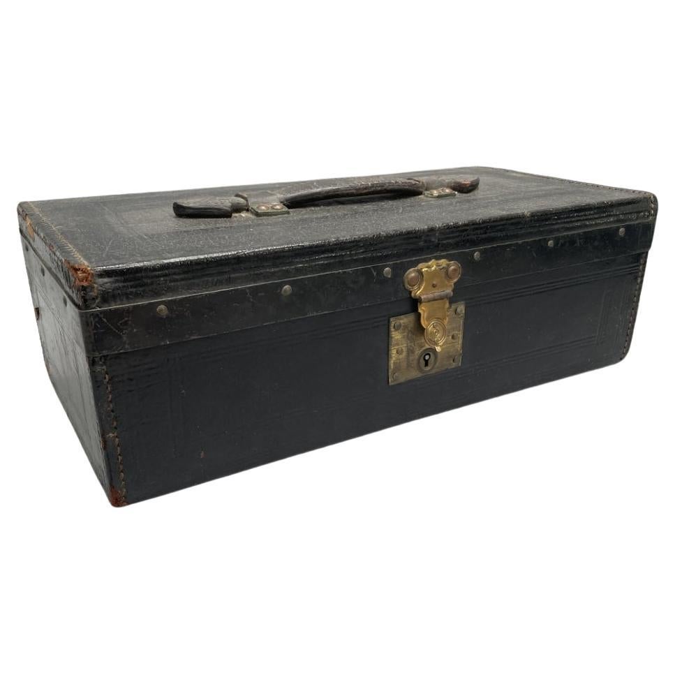 Diese historisch bedeutsame, mit amerikanischem Leder verkleidete Dokumentenbox wurde Mitte des neunzehnten Jahrhunderts in Boston hergestellt. Die Kiste gehörte Samuel Francis Smith (21. Oktober 1808 - 16. November 1895), einem amerikanischen