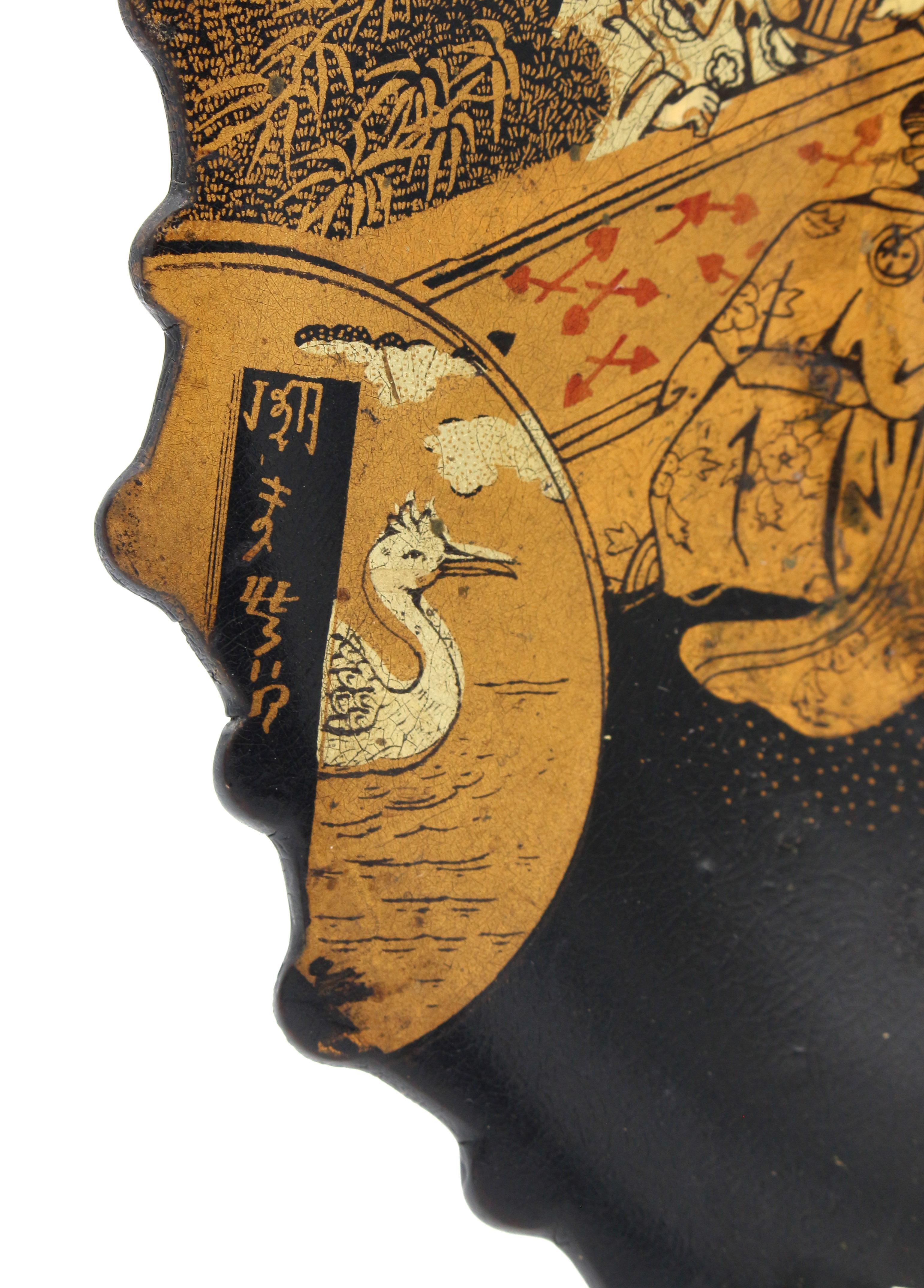 Chinesisches Export-Papiermaché-Tablett mit Fuß aus Papier Mache, um 1850 (Mittleres 19. Jahrhundert) im Angebot