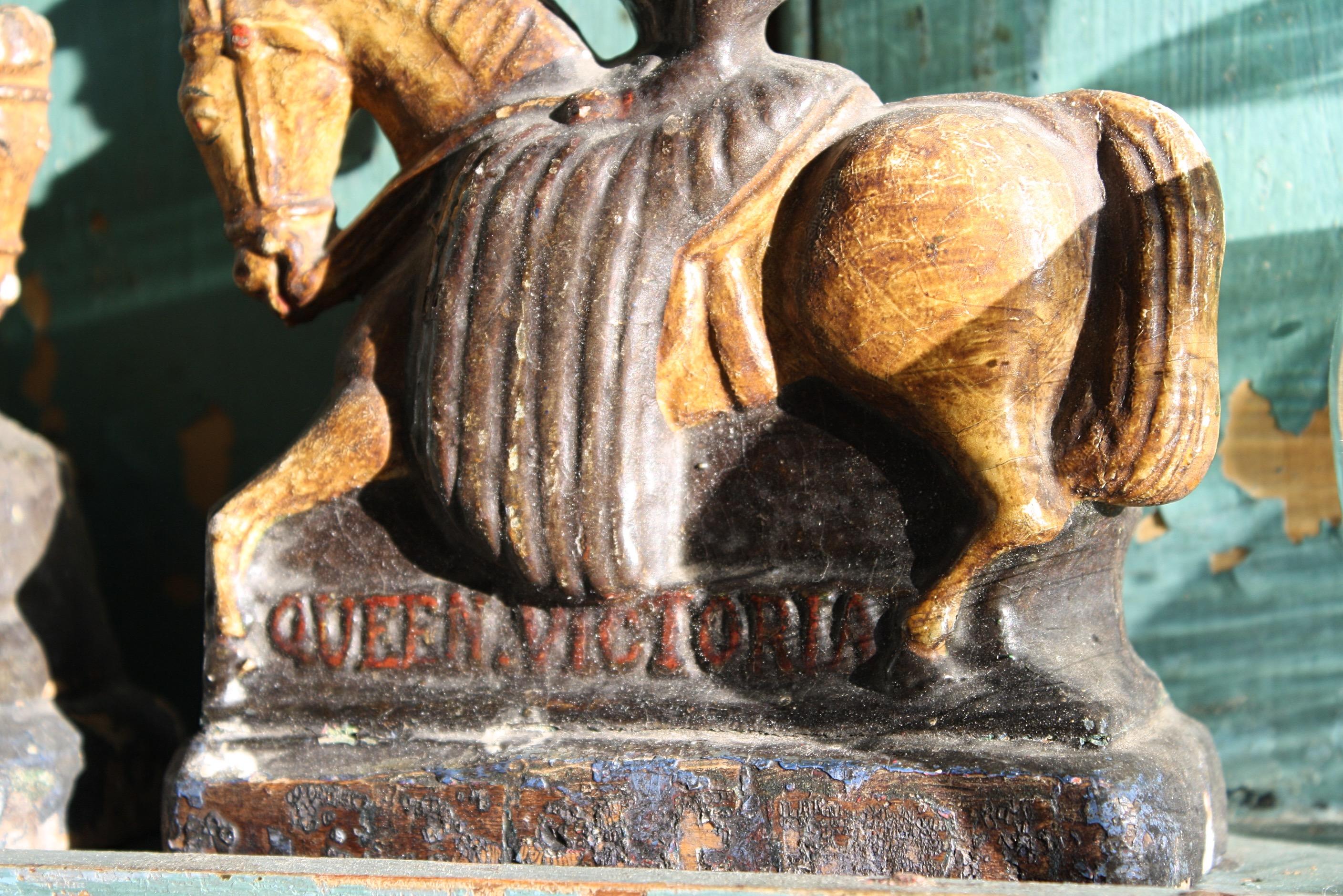 Paire de figurines en bois sculpté et peint en polychrome représentant la reine Victoria et le prince Albert à cheval, datant du milieu du 19e siècle, avec décoration peinte et titre sur les faces avant. 

Bon état d'origine avec quelques écailles