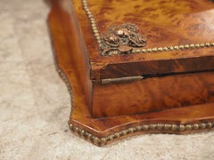 Escritorio de viaje francés "Ecritoire" de madera de olmo y latón, circa 1850