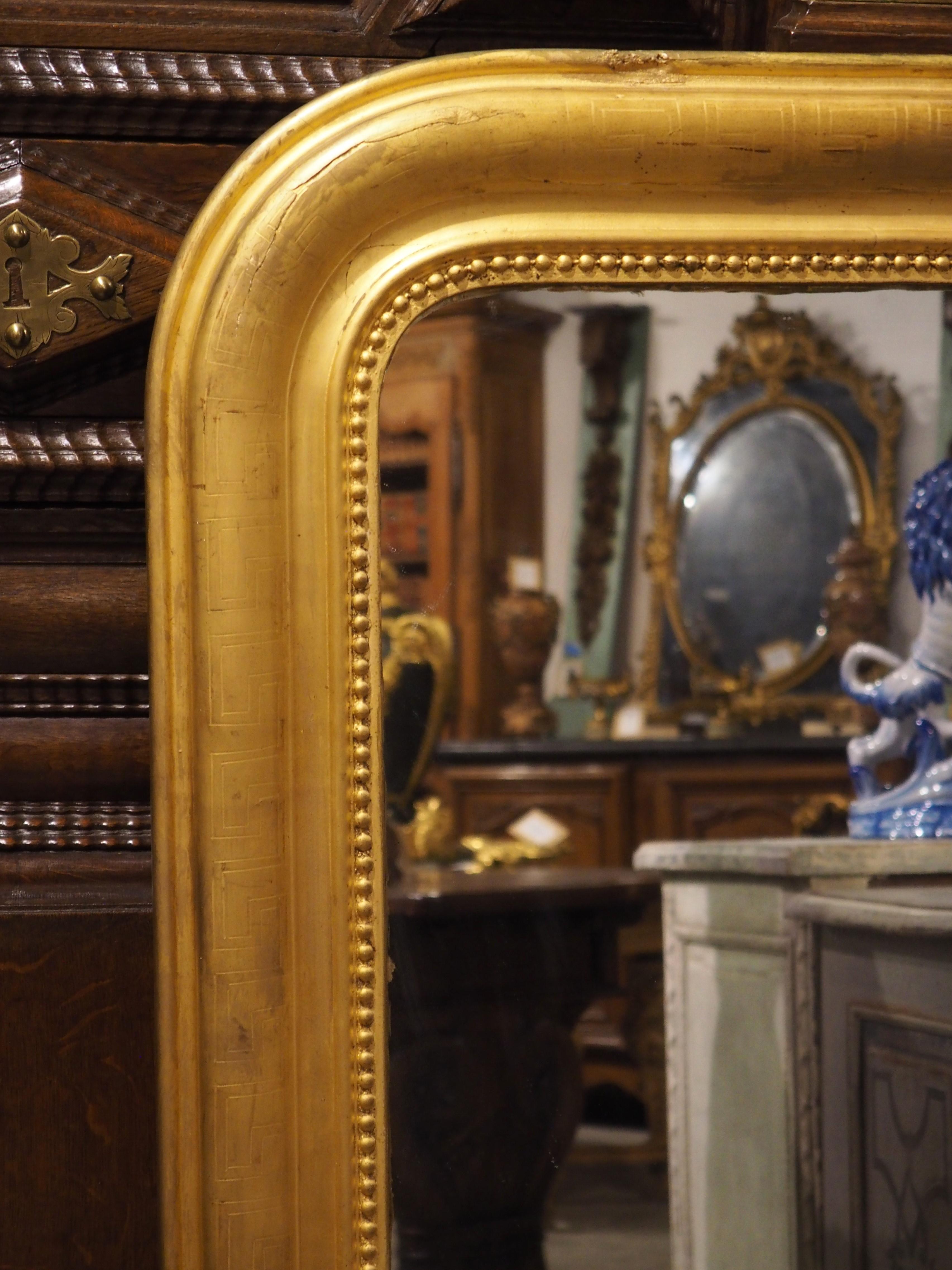 Français Miroir Louis Philippe français en or avec motif de clé grecque datant d'environ 1850 en vente