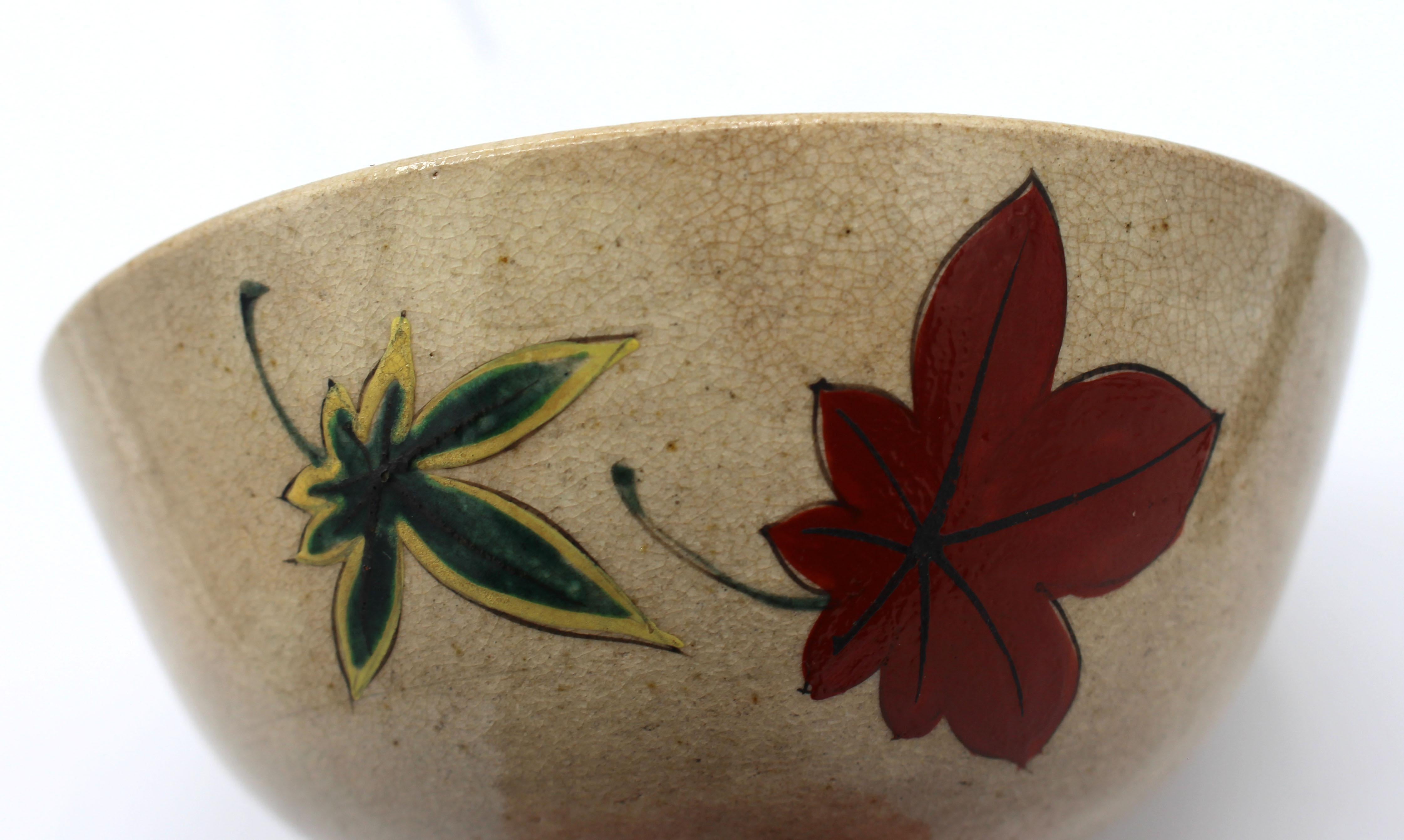 CIRCA 1850 Kiyomizu Chawan oder Teezeremonien-Schale, Kyoto, Japan. Ein seltenes Beispiel aus der späten Edo-Periode. Unglaublich leichte Töpferware, elegante Craquelé-Glasur und zurückhaltender Dekor aus einigen Blättern. Die rote Inschrift ist