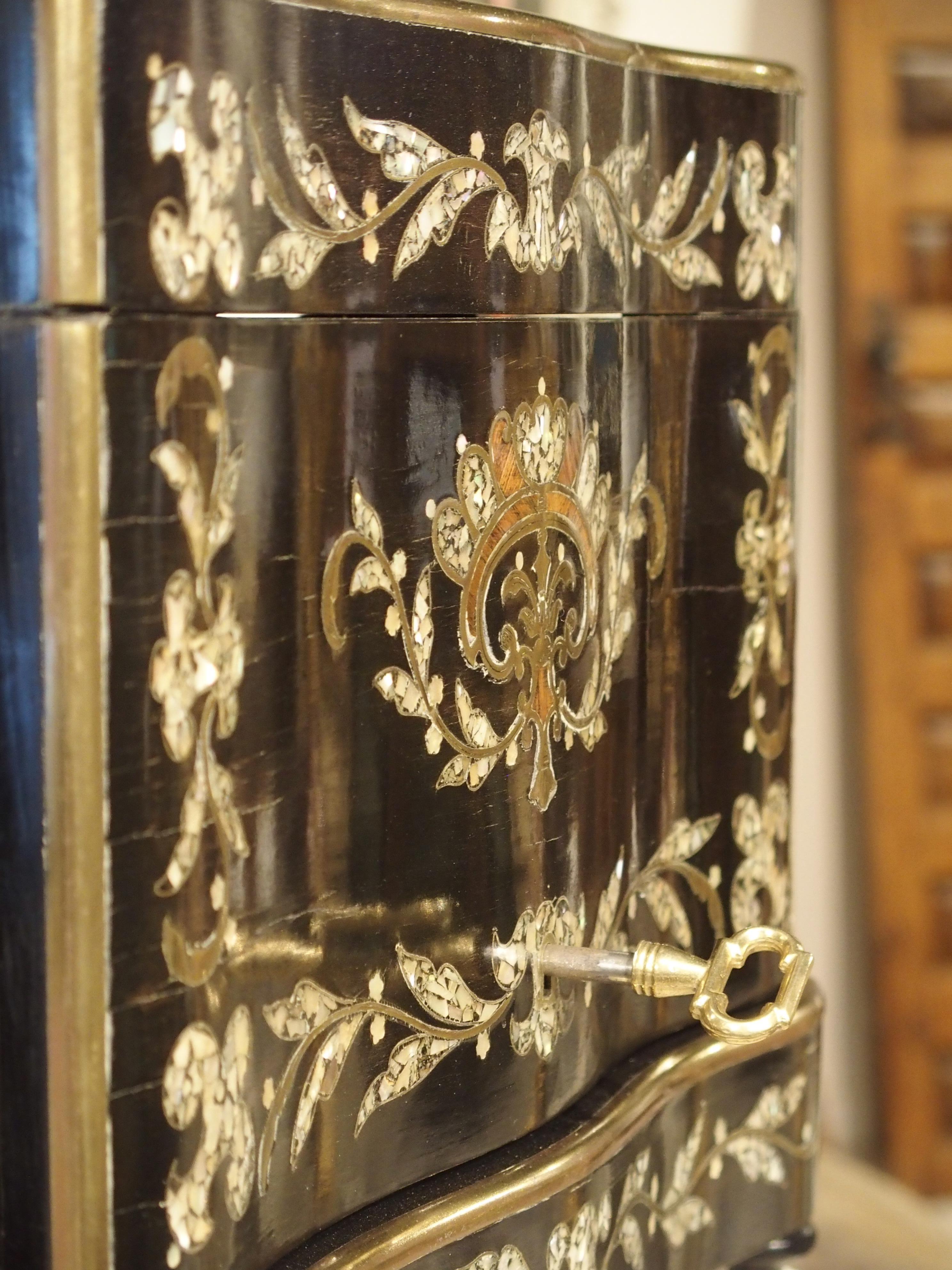 circa 1850 Napoleon III Cave à Liqueur with Mother of Pearl, Rosewood, and Brass In Good Condition In Dallas, TX