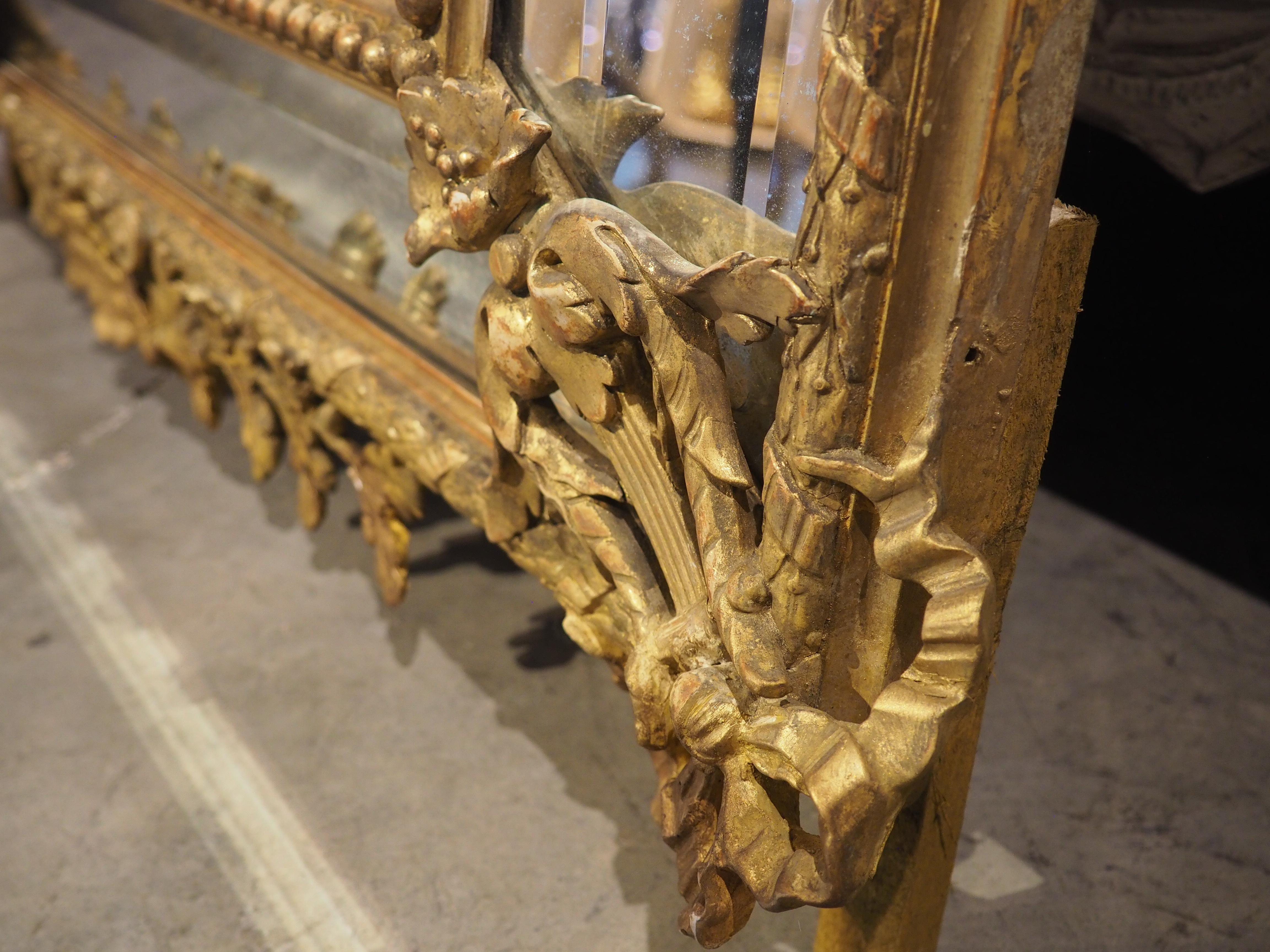 Ulteriori informazioni in arrivo...

Questo specchio francese in legno dorato, risalente al periodo di Napoleone III (circa 1850), ha una forma parcellizzata, con quattro specchi più piccoli che circondano lo specchio principale.  Chiamato anche