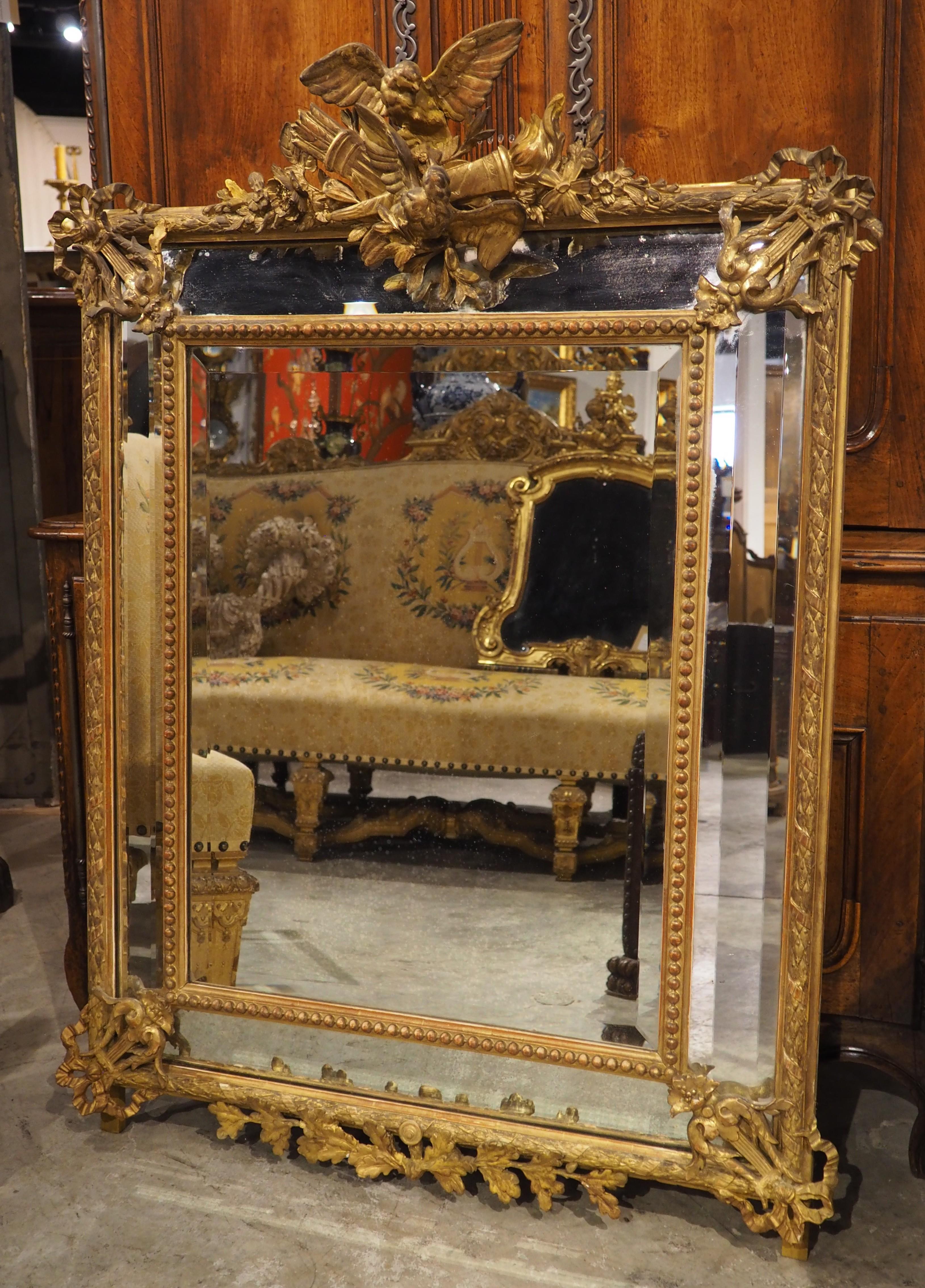 Smussato Specchio a cuscino in legno dorato di Napoleone III, Francia, 1850 ca. in vendita