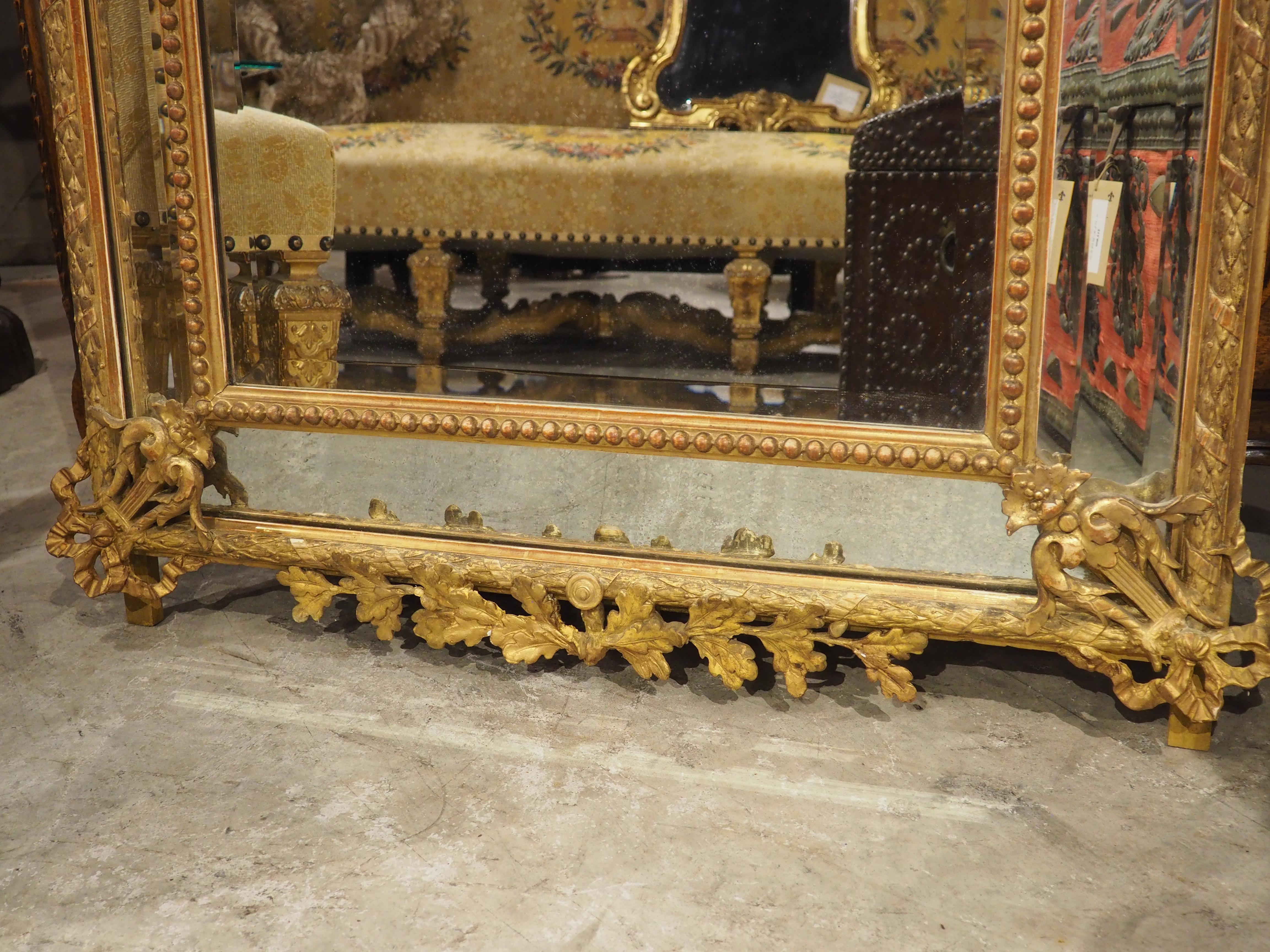 Specchio a cuscino in legno dorato di Napoleone III, Francia, 1850 ca. In condizioni buone in vendita a Dallas, TX