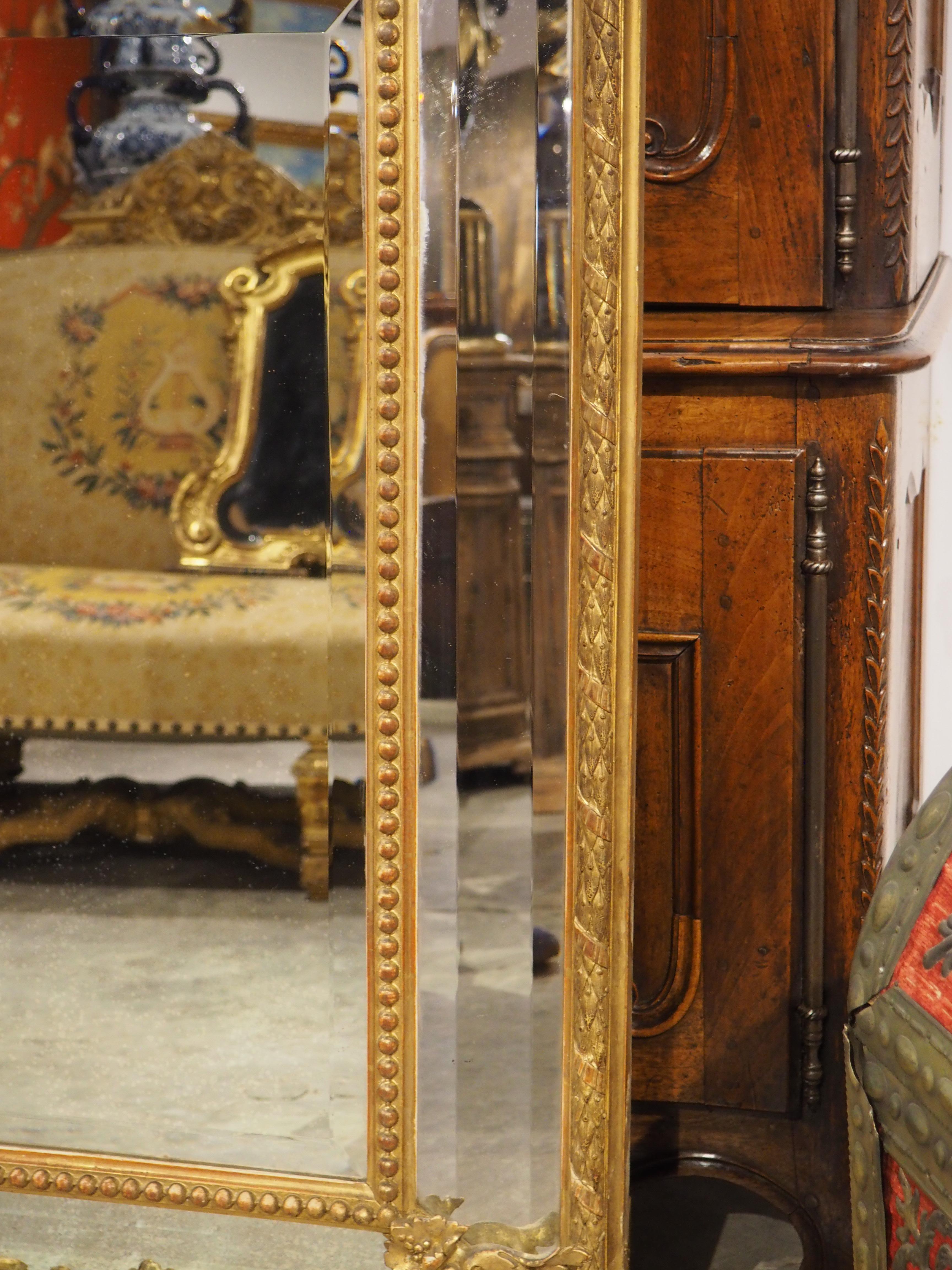 XIX secolo Specchio a cuscino in legno dorato di Napoleone III, Francia, 1850 ca. in vendita