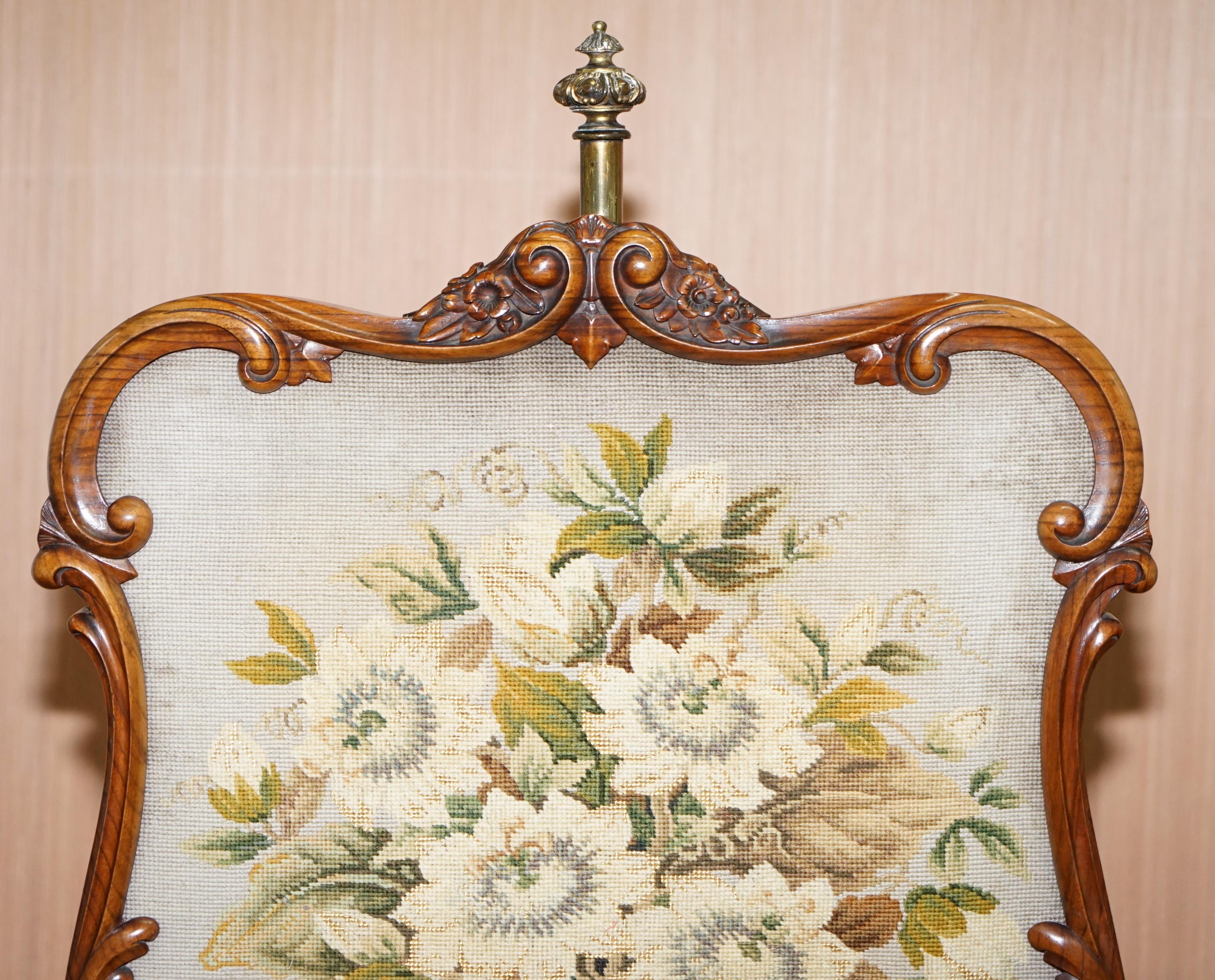 Stamped Gillows of Lancaster Walnut Height Adjustable Fire Screen, circa 1850 For Sale 4
